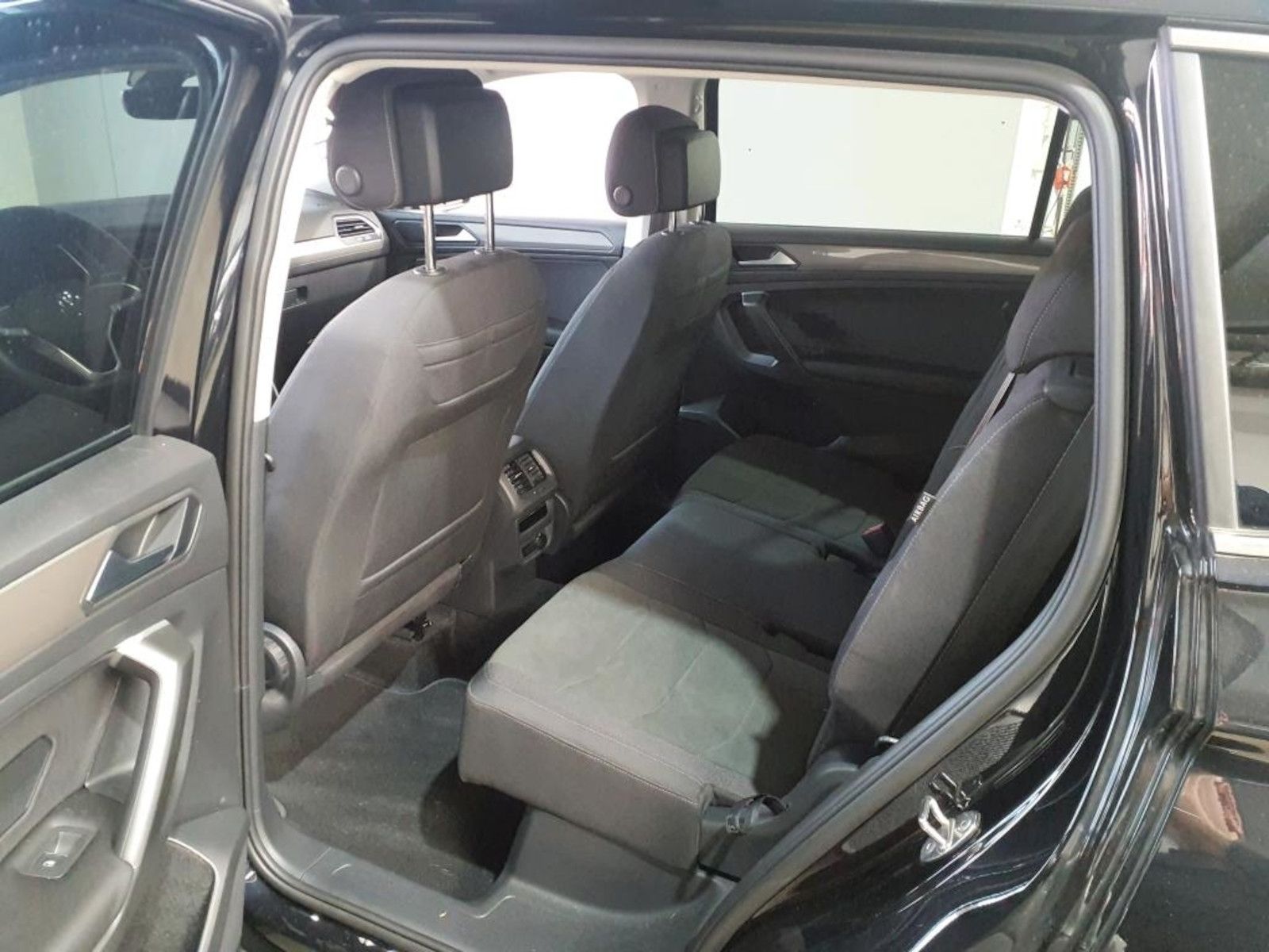 Fahrzeugabbildung Volkswagen Tiguan Allspace 2,0TDI 4M 7-Sitzer*Navi*AHK*LED