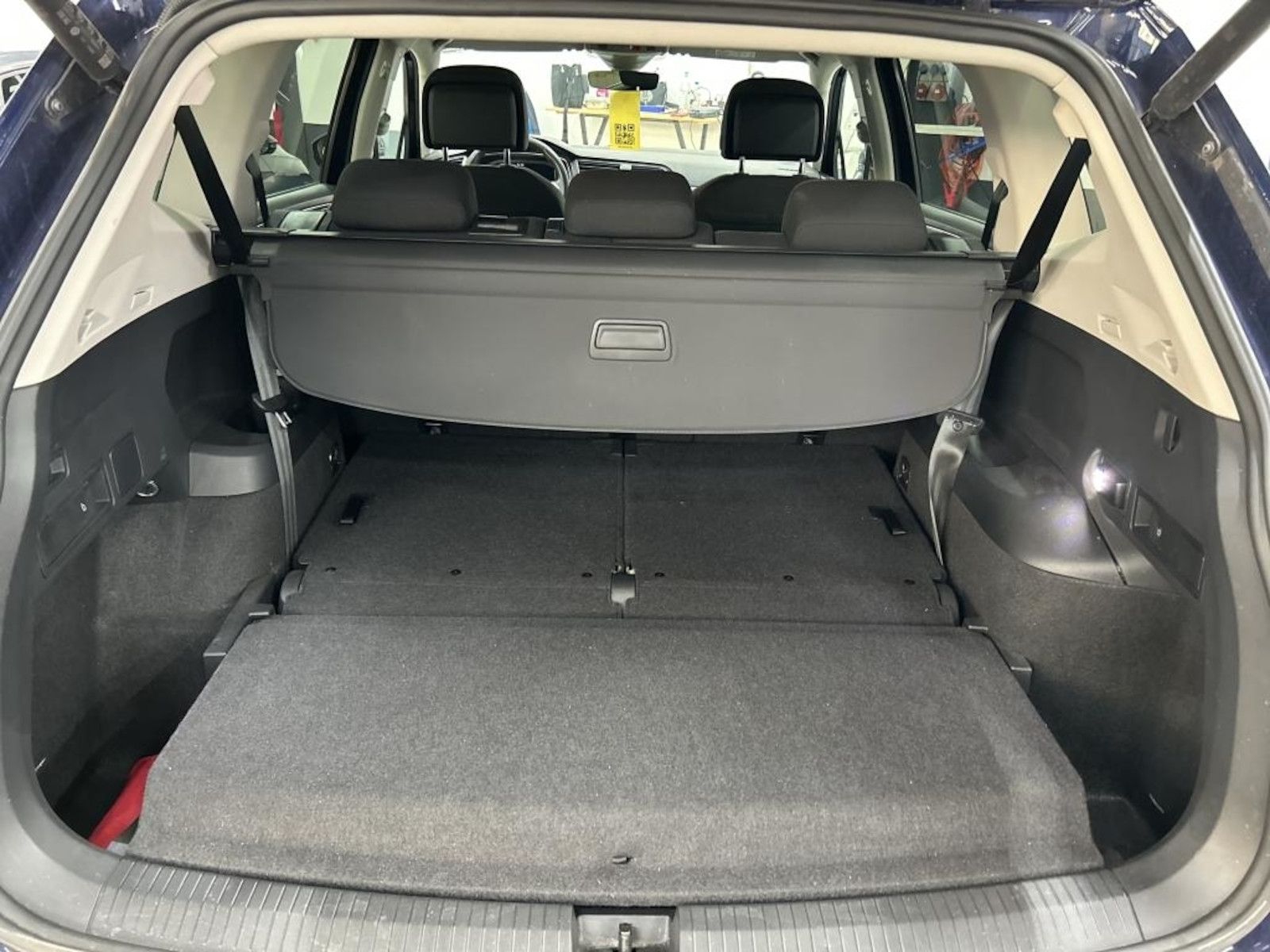 Fahrzeugabbildung Volkswagen Tiguan Allspace 2,0TDI 4M 7-Sitzer*Navi*AHK*LED