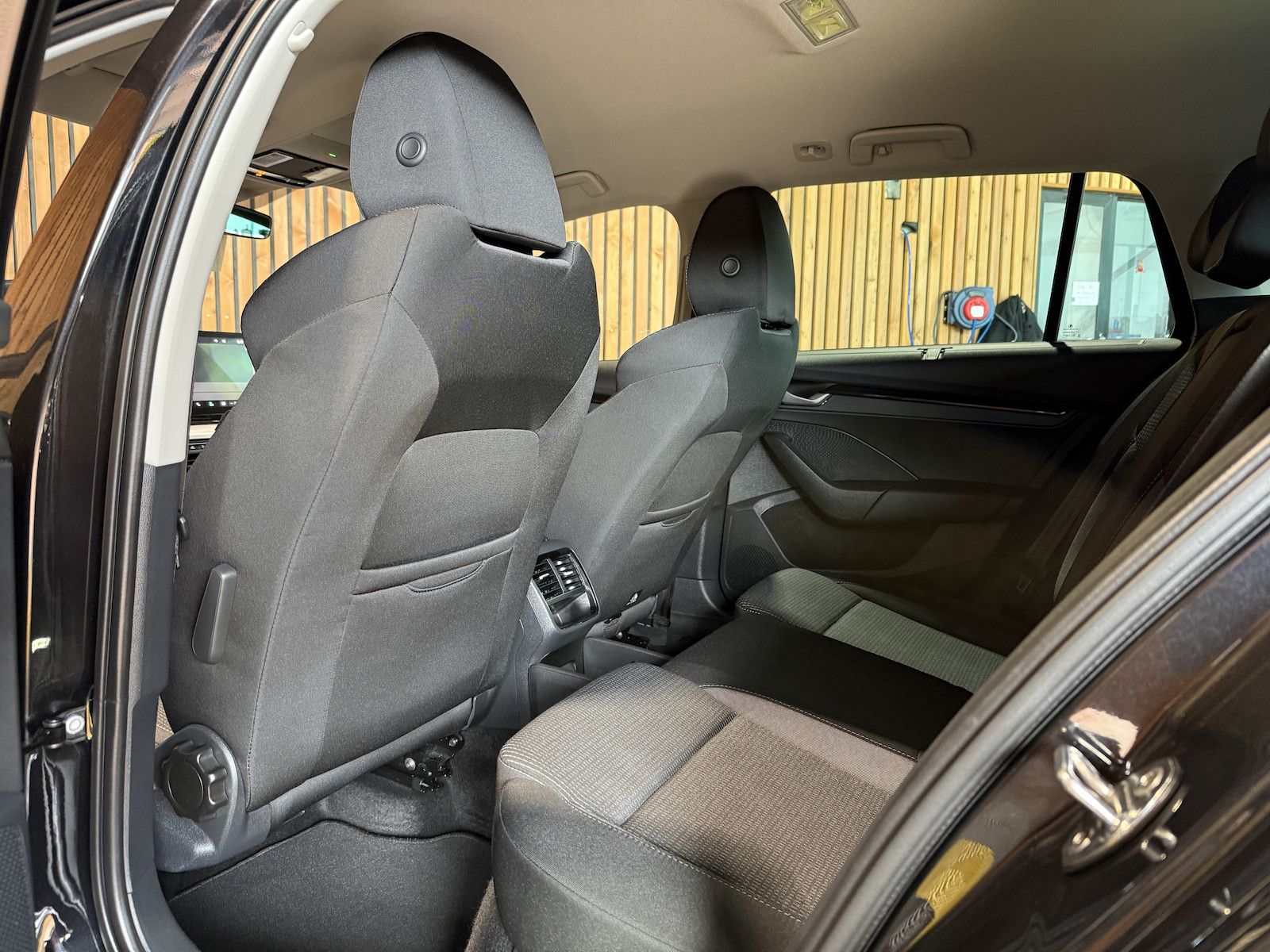 Fahrzeugabbildung SKODA Octavia Combi Selec. 2,0 TDI DSG *Navi*LED*Keyl.