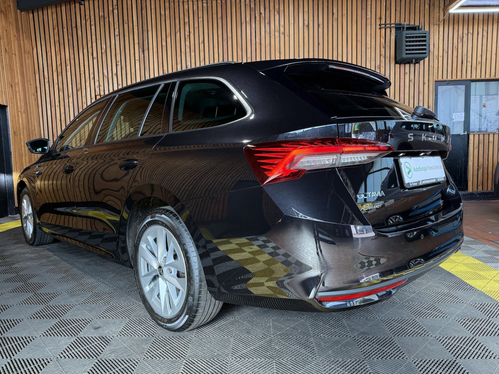 Fahrzeugabbildung SKODA Octavia Combi Selec. 2,0 TDI DSG *Navi*LED*Keyl.