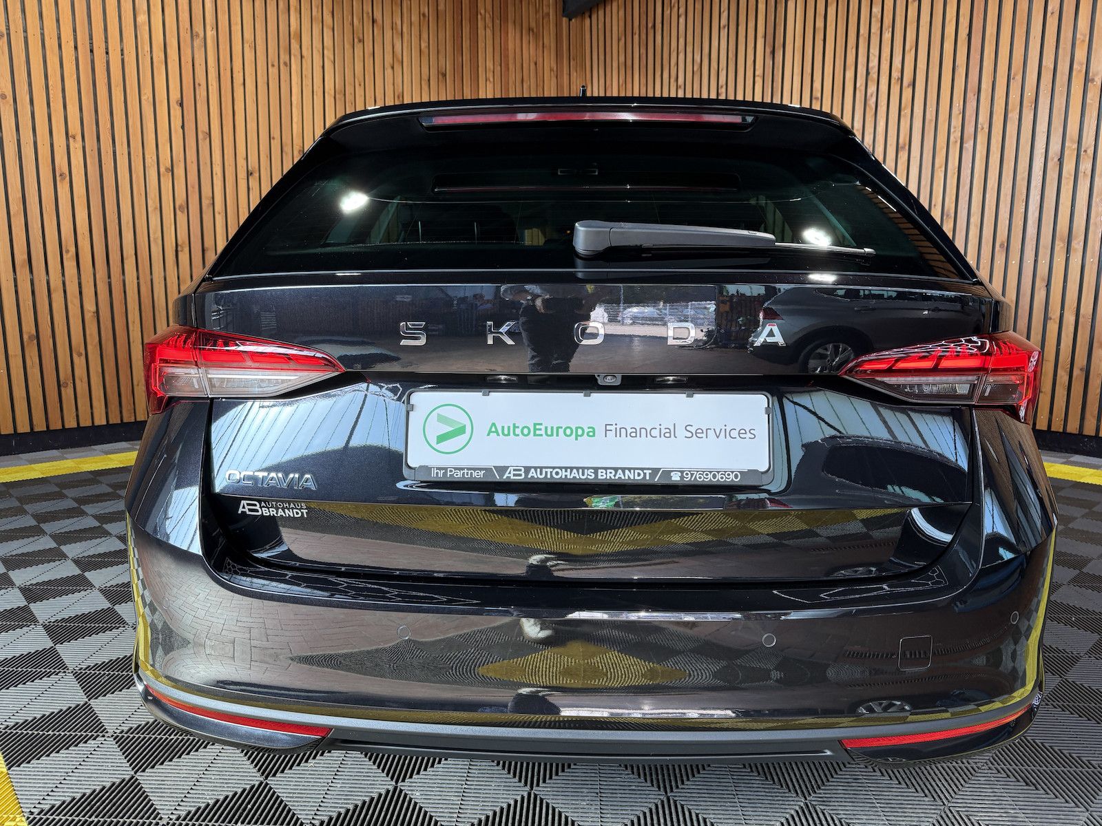 Fahrzeugabbildung SKODA Octavia Combi Selec. 2,0 TDI DSG *Navi*LED*Keyl.