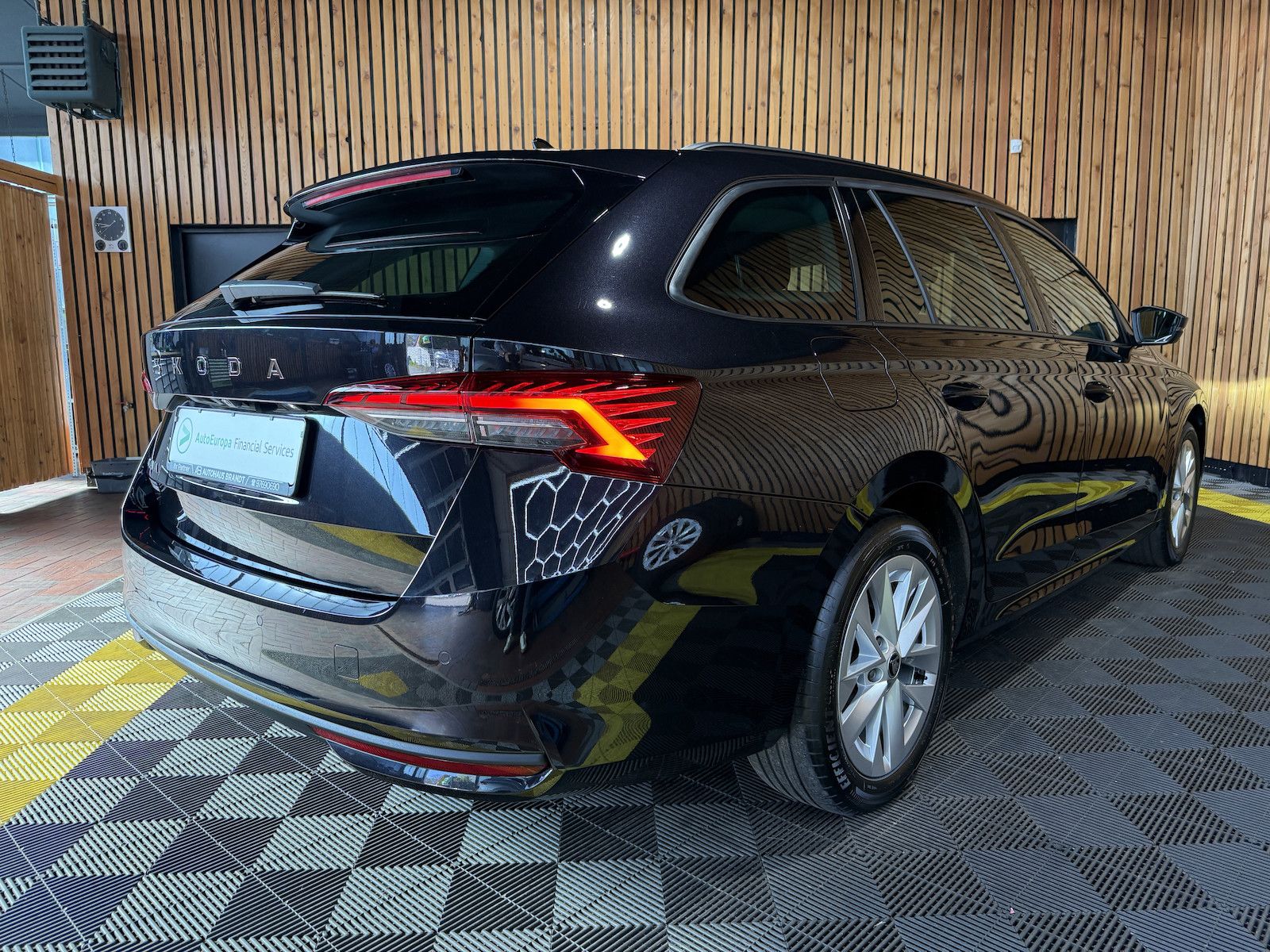 Fahrzeugabbildung SKODA Octavia Combi Selec. 2,0 TDI DSG *Navi*LED*Keyl.