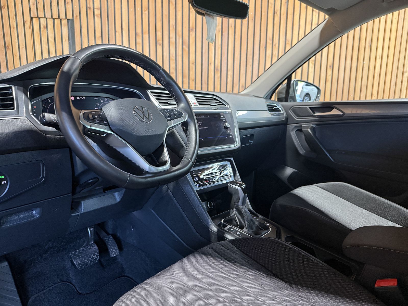 Fahrzeugabbildung Volkswagen Tiguan Allspace 1,5TSI DSG 7-Sitzer*Navi*LED*AHK