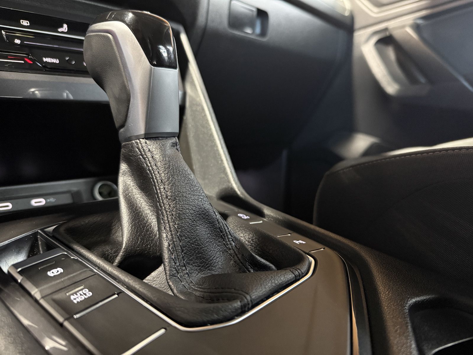 Fahrzeugabbildung Volkswagen Tiguan Allspace 1,5TSI DSG 7-Sitzer*Navi*LED*AHK