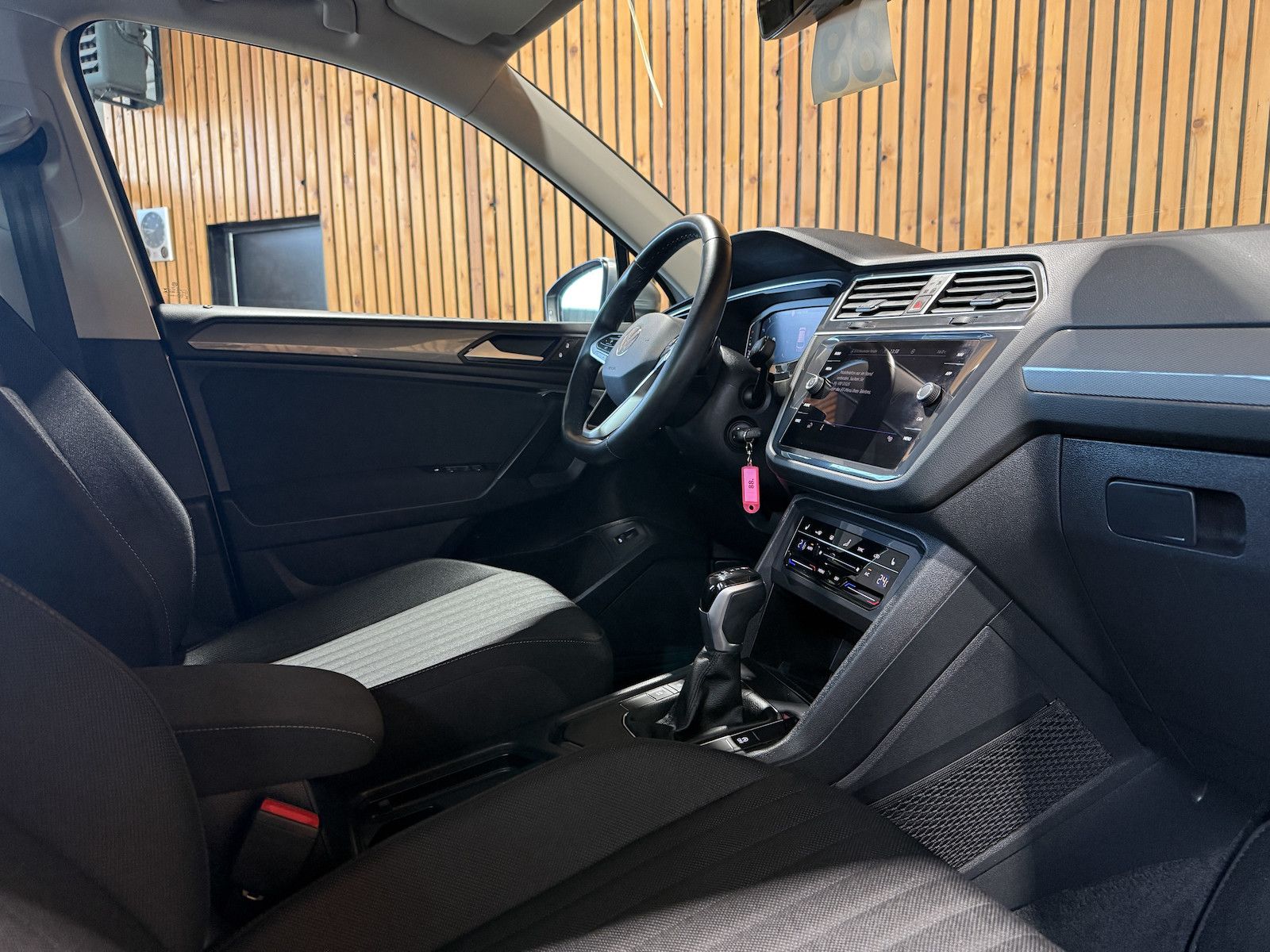 Fahrzeugabbildung Volkswagen Tiguan Allspace 1,5TSI DSG 7-Sitzer*Navi*LED*AHK