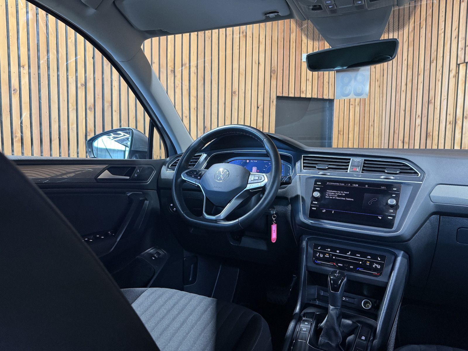Fahrzeugabbildung Volkswagen Tiguan Allspace 1,5TSI DSG 7-Sitzer*Navi*LED*AHK