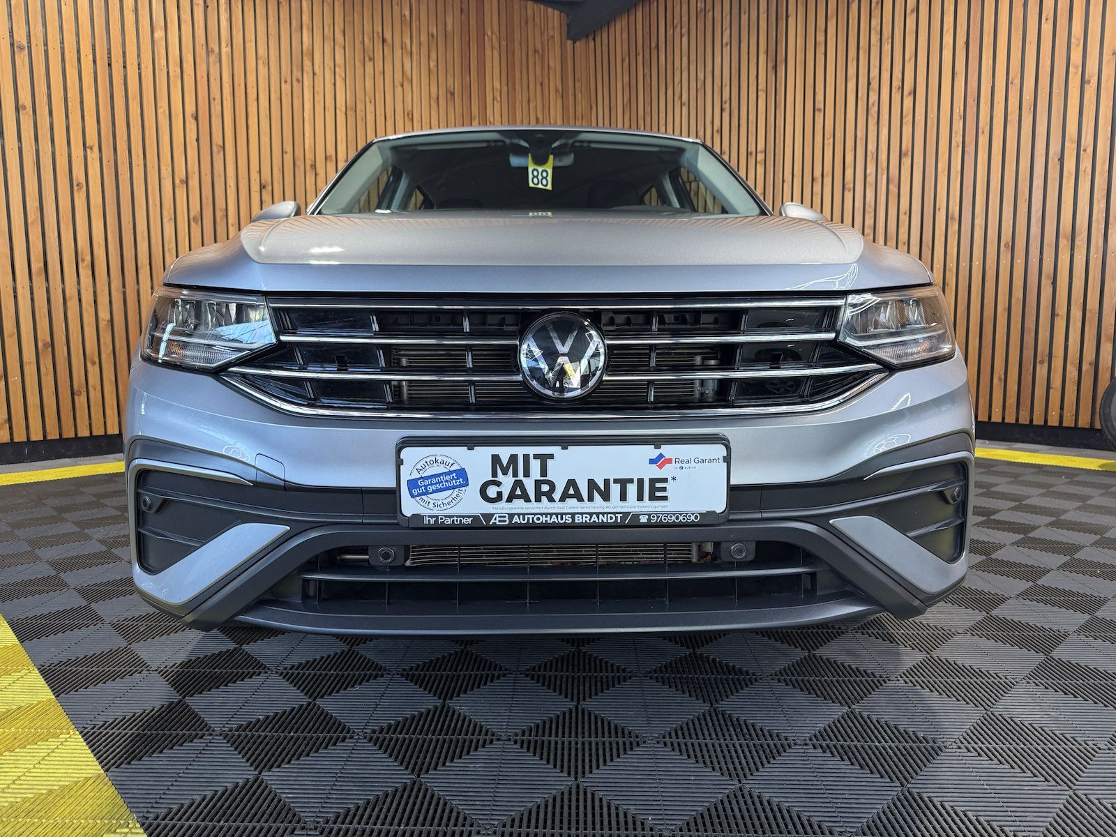 Fahrzeugabbildung Volkswagen Tiguan Allspace 1,5TSI DSG 7-Sitzer*Navi*LED*AHK