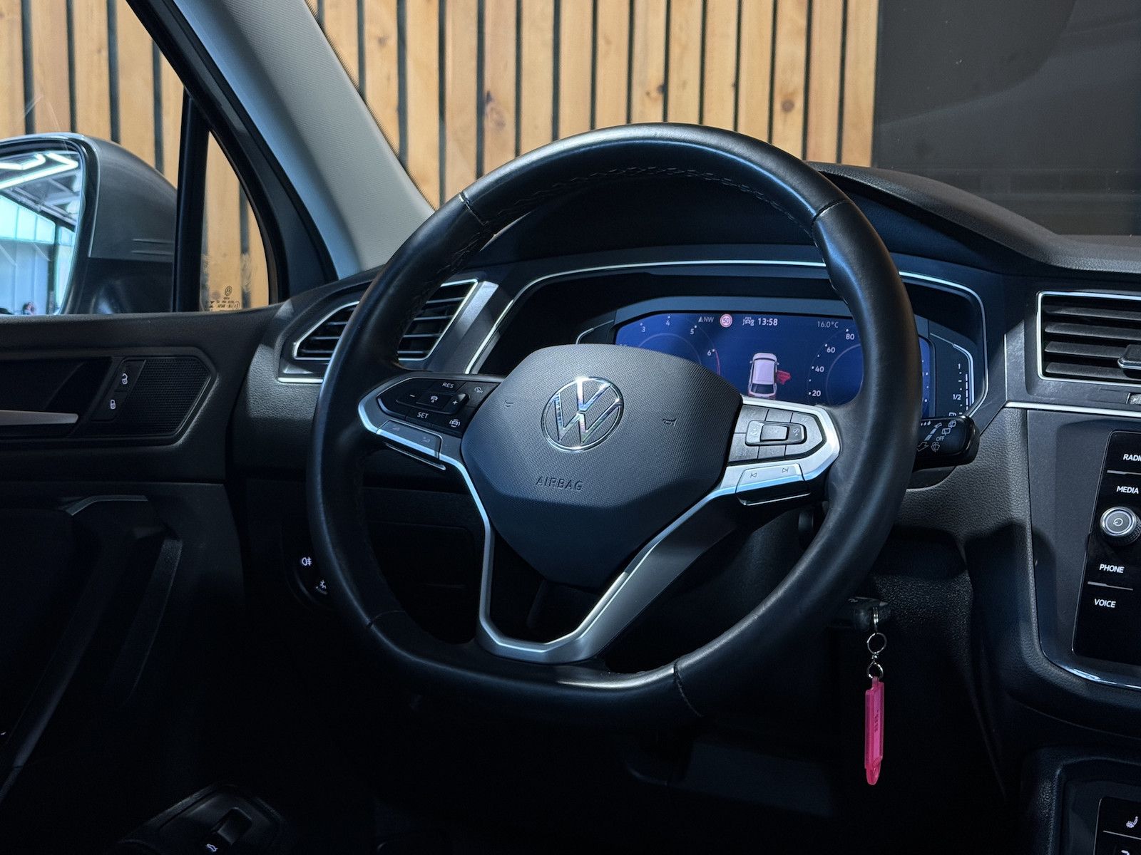 Fahrzeugabbildung Volkswagen Tiguan Allspace 1,5TSI DSG 7-Sitzer*Navi*LED*AHK