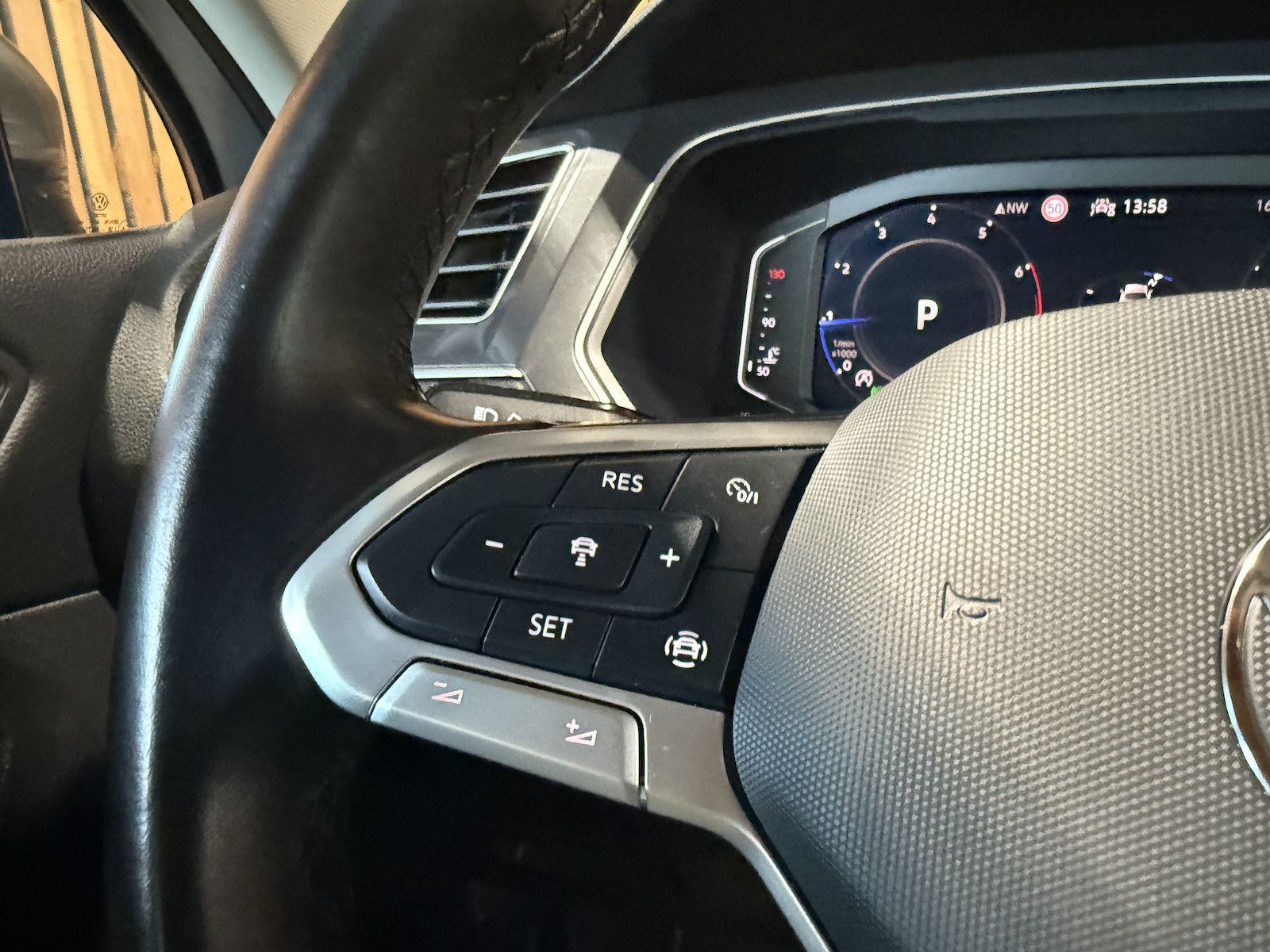 Fahrzeugabbildung Volkswagen Tiguan Allspace 1,5TSI DSG 7-Sitzer*Navi*LED*AHK