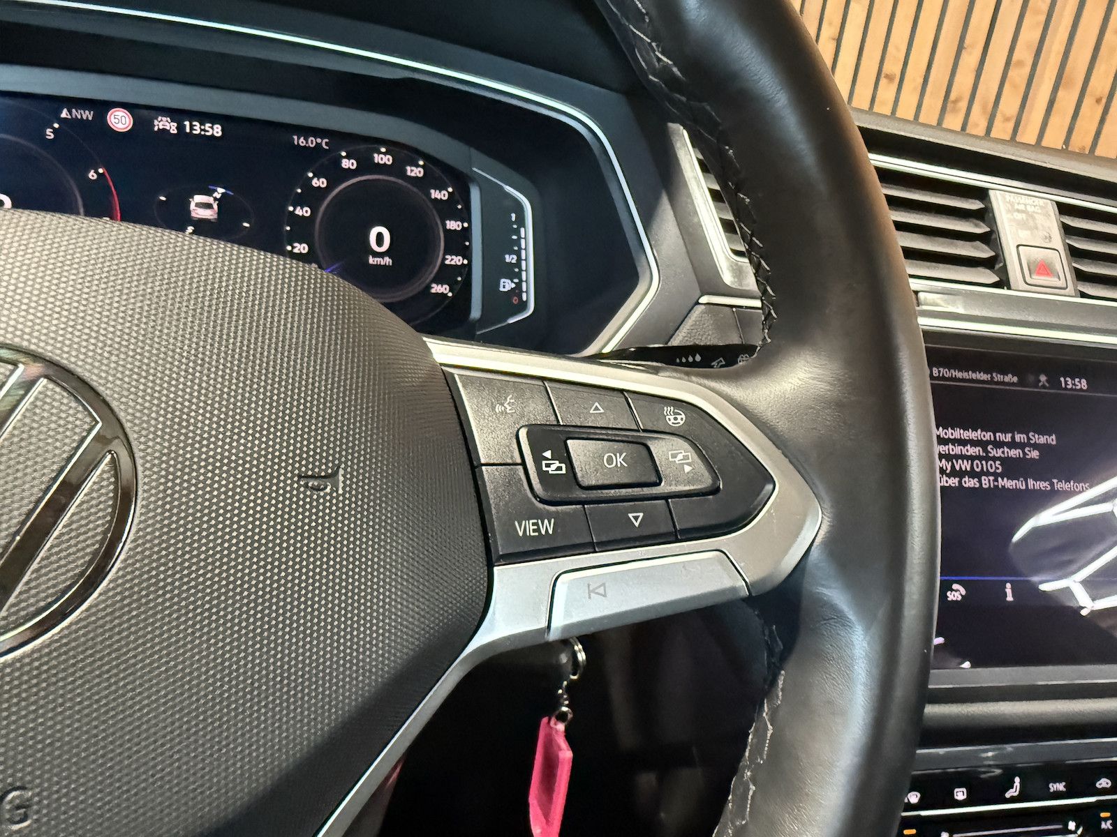 Fahrzeugabbildung Volkswagen Tiguan Allspace 1,5TSI DSG 7-Sitzer*Navi*LED*AHK