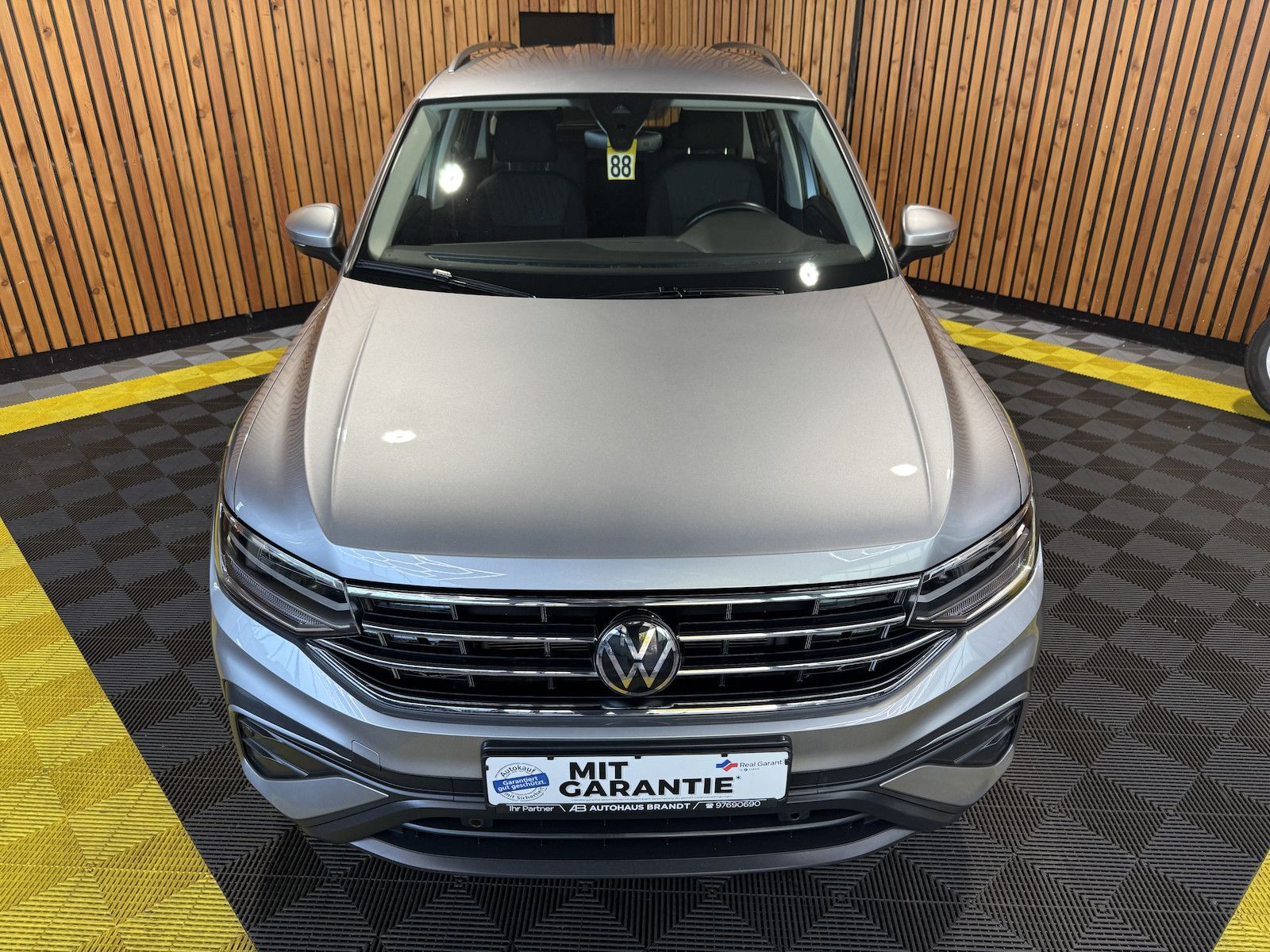 Fahrzeugabbildung Volkswagen Tiguan Allspace 1,5TSI DSG 7-Sitzer*Navi*LED*AHK