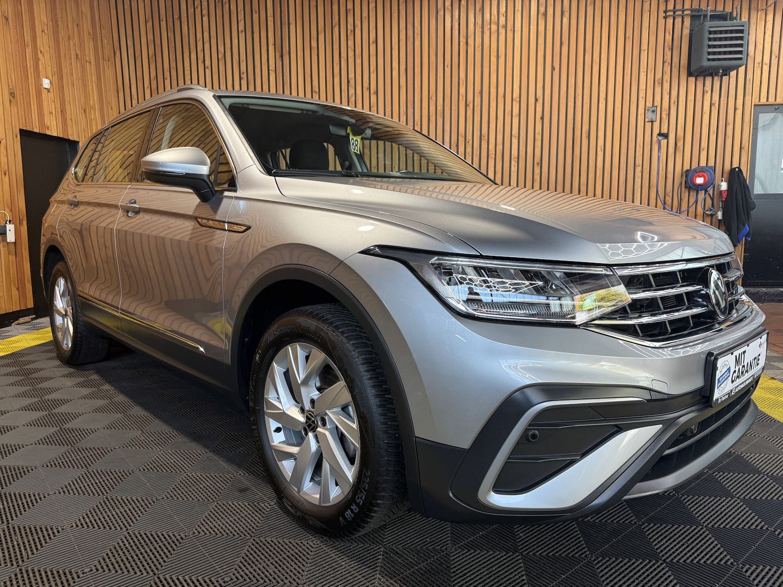 Fahrzeugabbildung Volkswagen Tiguan Allspace 1,5TSI DSG 7-Sitzer*Navi*LED*AHK