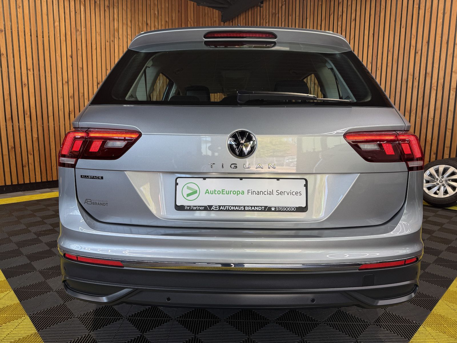 Fahrzeugabbildung Volkswagen Tiguan Allspace 1,5TSI DSG 7-Sitzer*Navi*LED*AHK