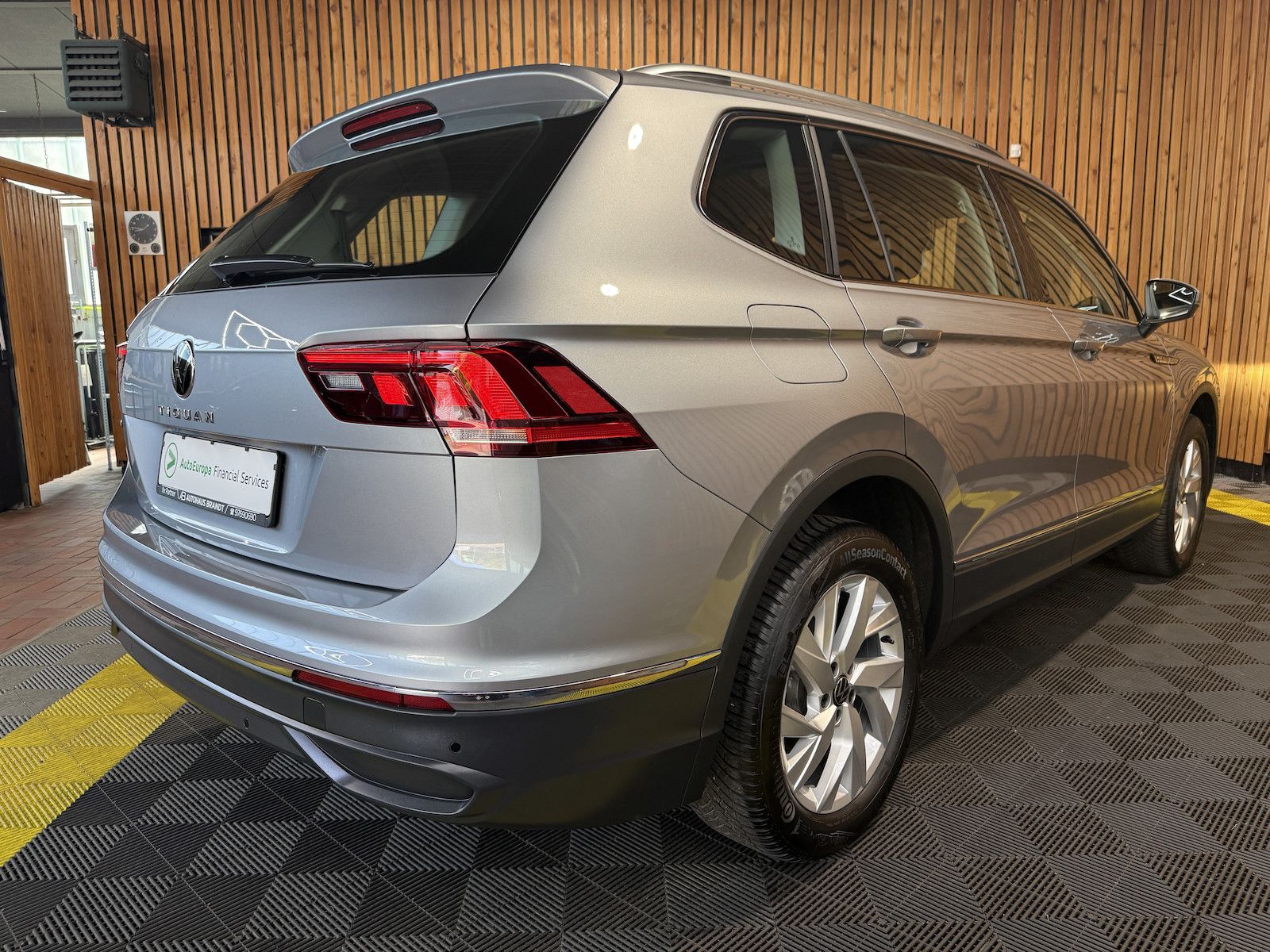 Fahrzeugabbildung Volkswagen Tiguan Allspace 1,5TSI DSG 7-Sitzer*Navi*LED*AHK