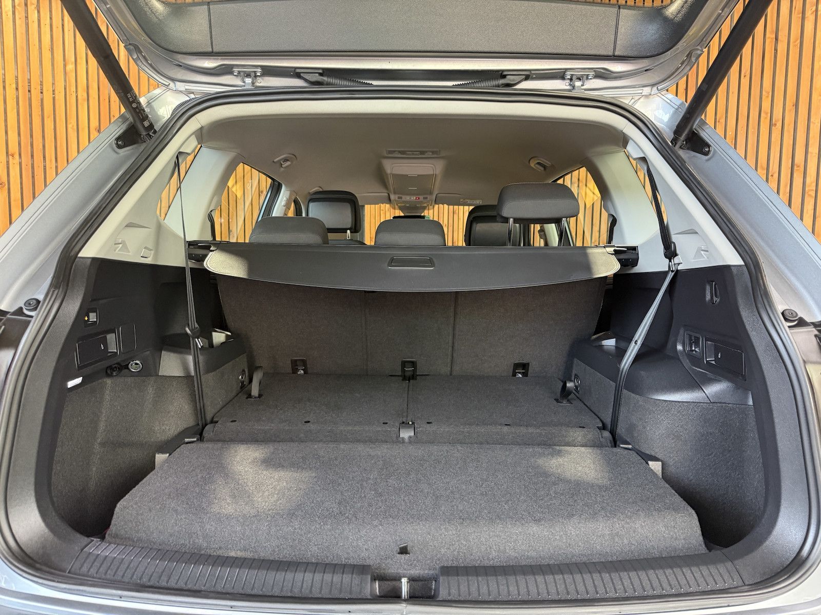 Fahrzeugabbildung Volkswagen Tiguan Allspace 1,5TSI DSG 7-Sitzer*Navi*LED*AHK