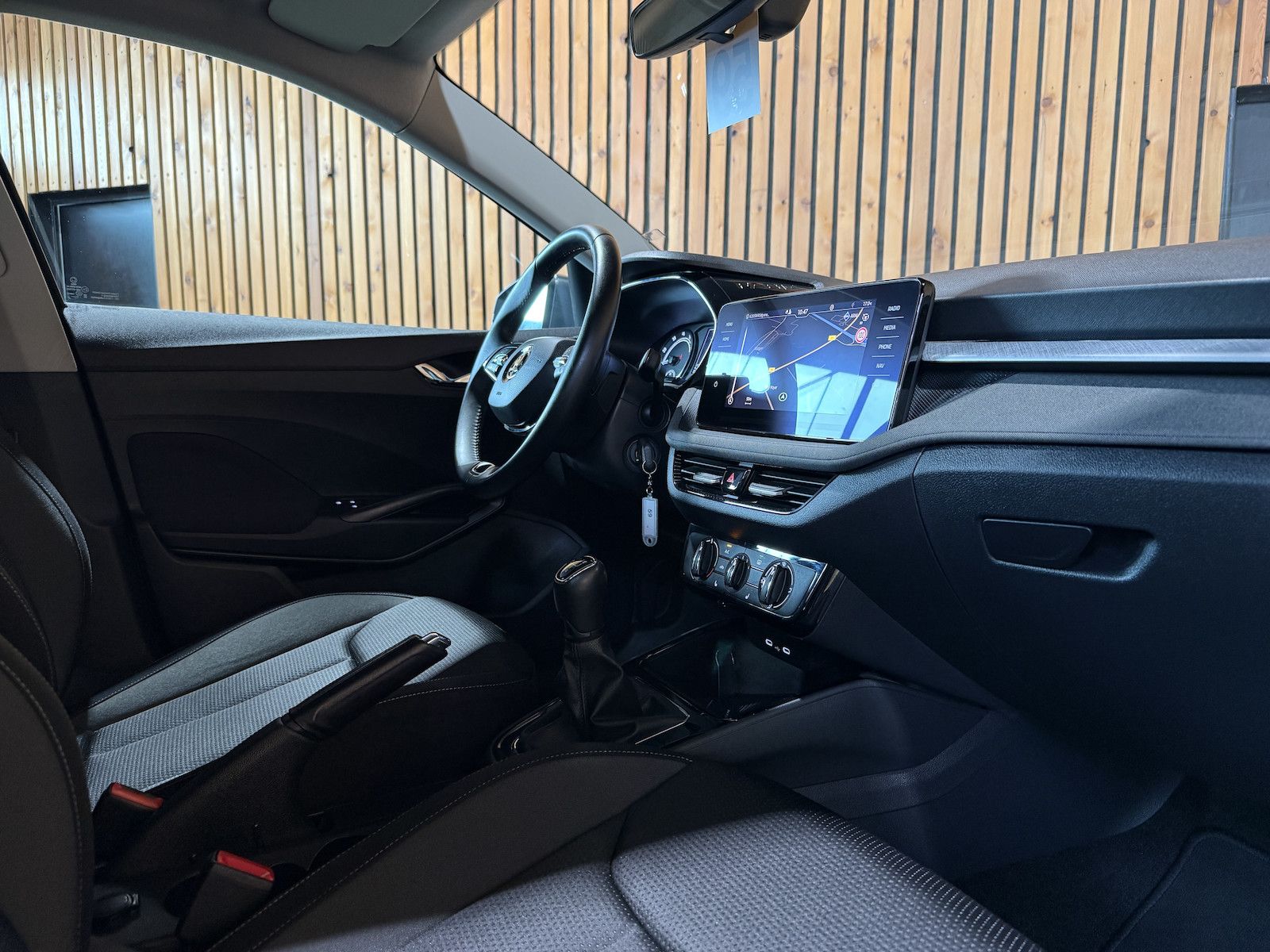 Fahrzeugabbildung SKODA Fabia 1,0 TSI Tour *Navi*LED*Tempo*Kamera*Alu*