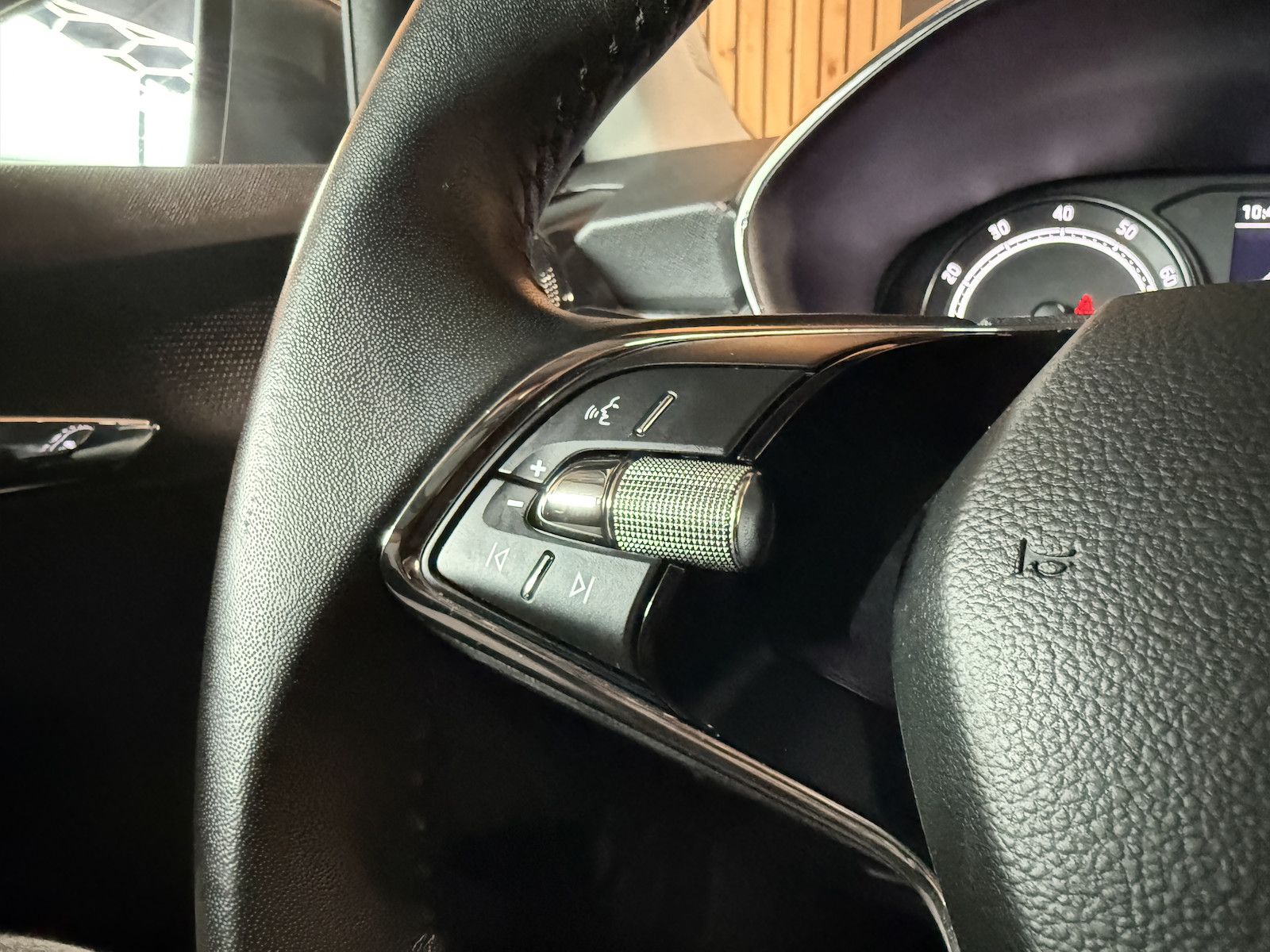 Fahrzeugabbildung SKODA Fabia 1,0 TSI Tour *Navi*LED*Tempo*Kamera*Alu*