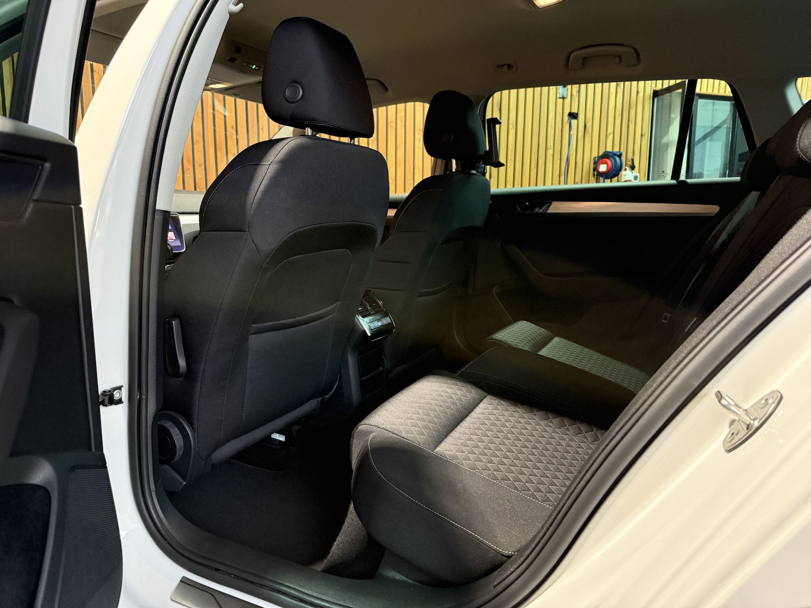 Fahrzeugabbildung SKODA Superb Combi TSI iV DSG *Navi*Virt*Kam*Kessy*DCC