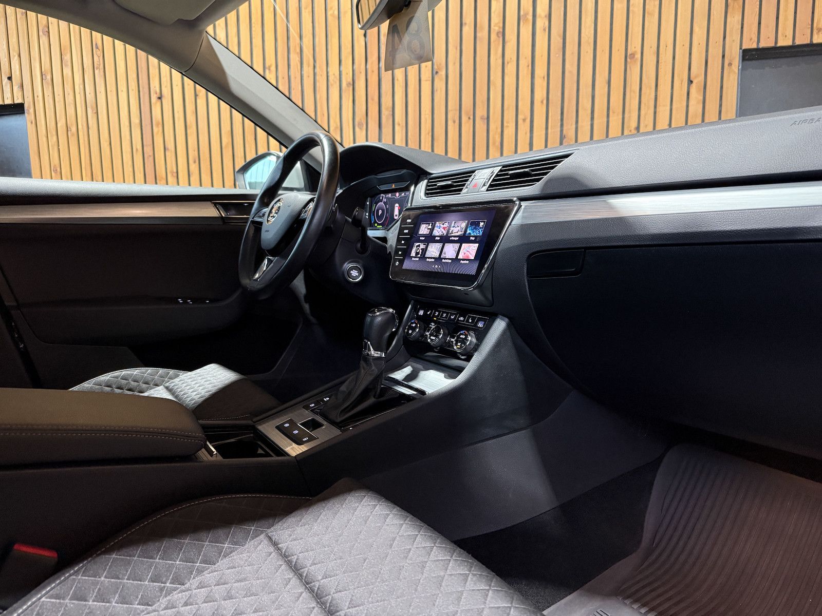 Fahrzeugabbildung SKODA Superb Combi TSI iV DSG *Navi*Virt*Kam*Kessy*DCC