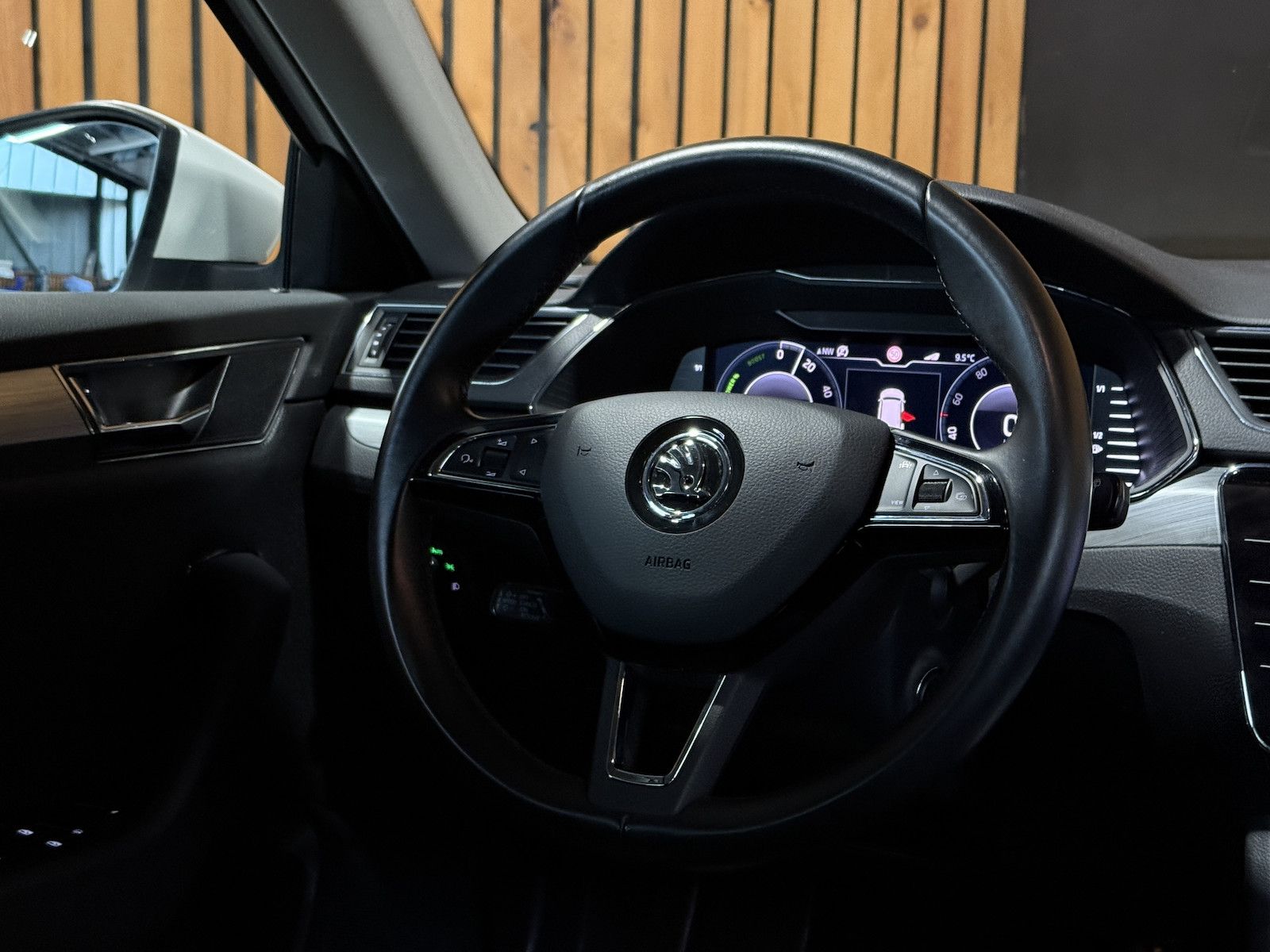 Fahrzeugabbildung SKODA Superb Combi TSI iV DSG *Navi*Virt*Kam*Kessy*DCC