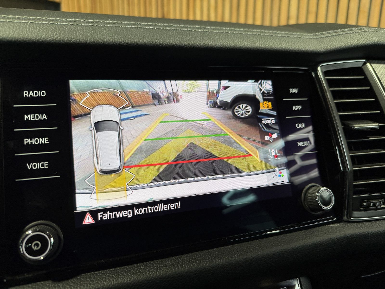 Fahrzeugabbildung SKODA Kodiaq 2,0 TDI DSG *Navi*Matrix*Virtual*Kam*AHK*