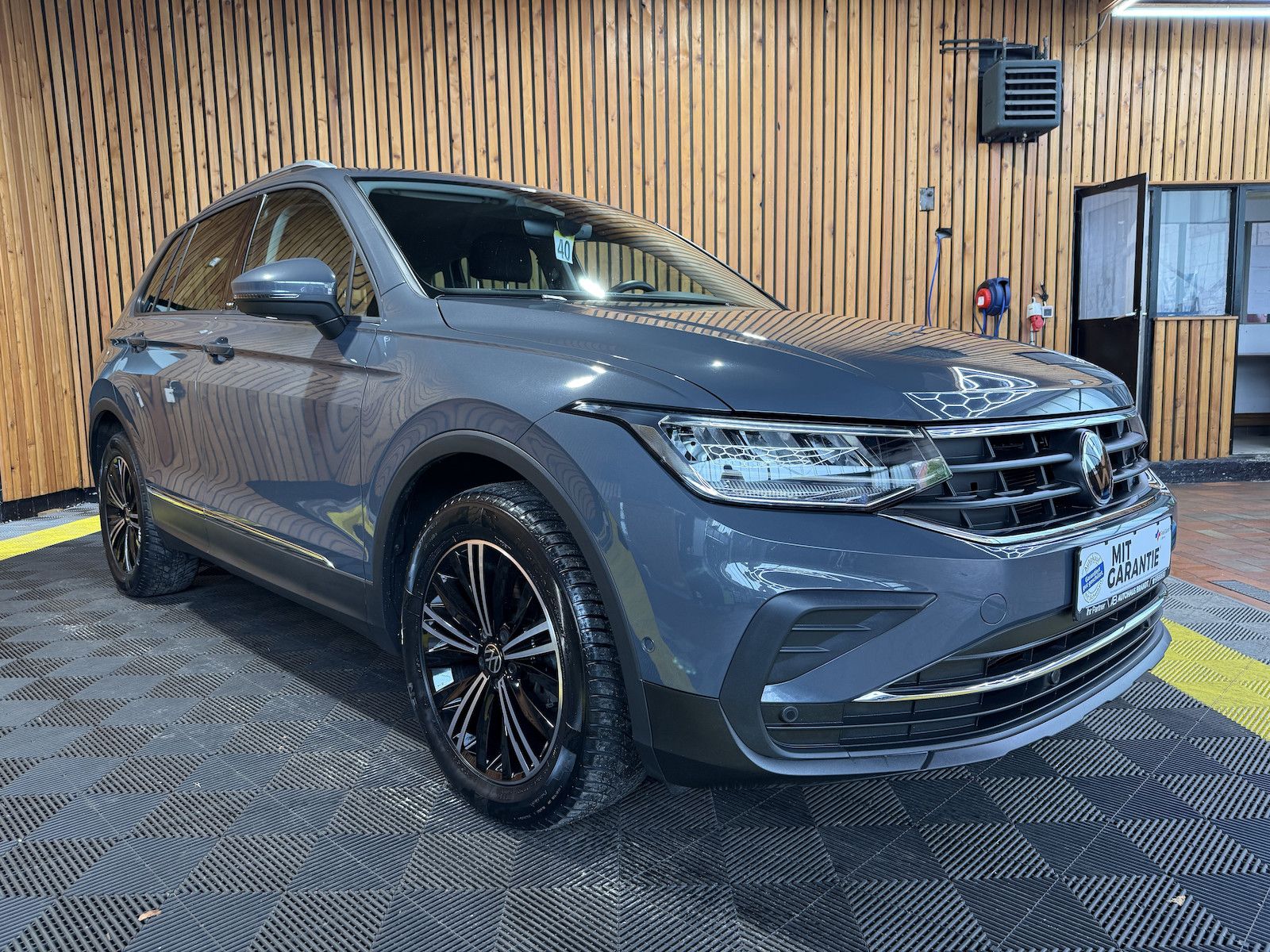 Fahrzeugabbildung Volkswagen Tiguan 2,0 TDI Active DSG *Navi*AHK*Kam*ACC*LED