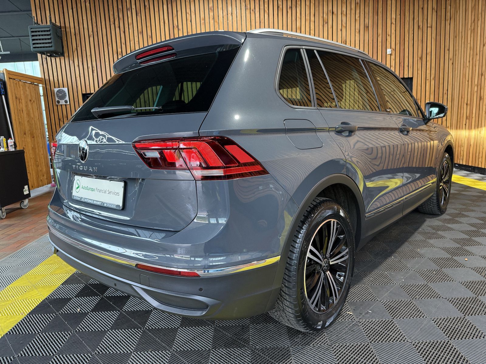 Fahrzeugabbildung Volkswagen Tiguan 2,0 TDI Active DSG *Navi*AHK*Kam*ACC*LED