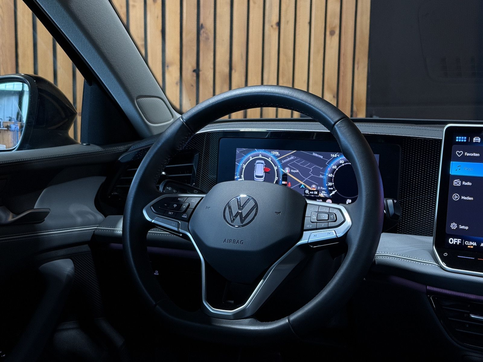 Fahrzeugabbildung Volkswagen Passat Variant 1,5 eTSI DSG *Navi*AHK*360°*LED*