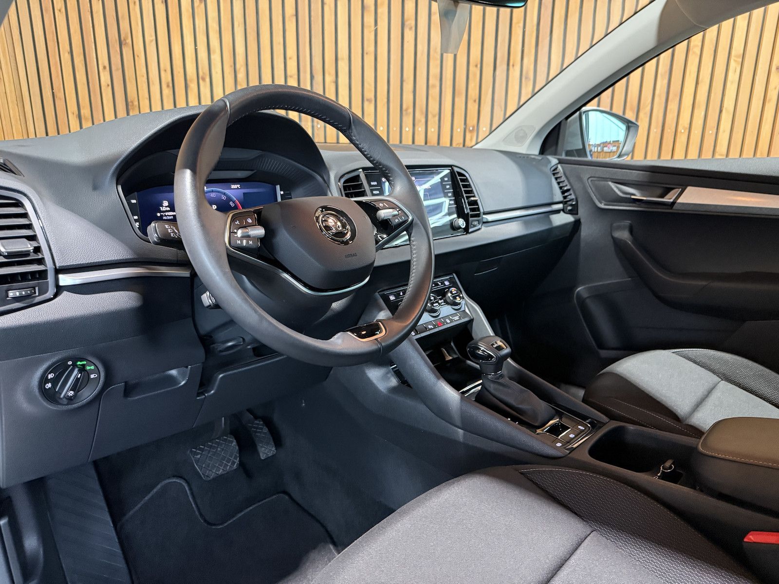 Fahrzeugabbildung SKODA Karoq 1,5 TSI DSG Selection *Navi*LED*Kam*Kessy*