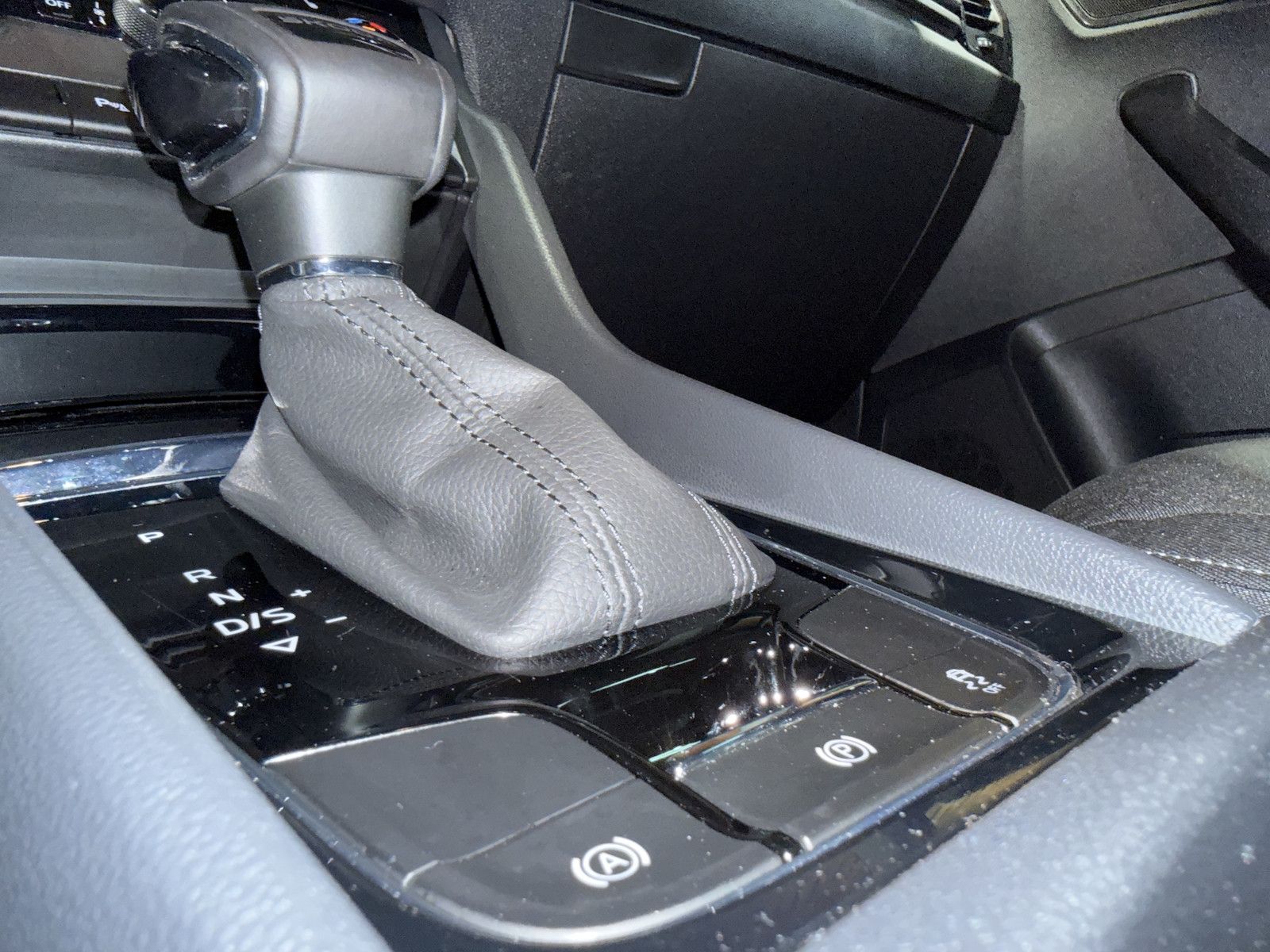 Fahrzeugabbildung SKODA Karoq 1,5 TSI DSG Selection *Navi*LED*Kam*Kessy*