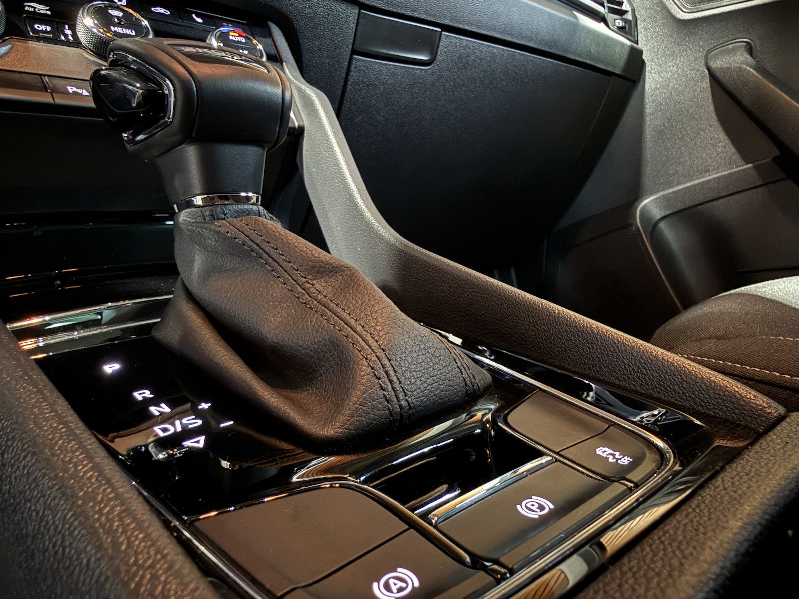 Fahrzeugabbildung SKODA Karoq 1,5 TSI DSG Selection *Navi*LED*Kam*Kessy*
