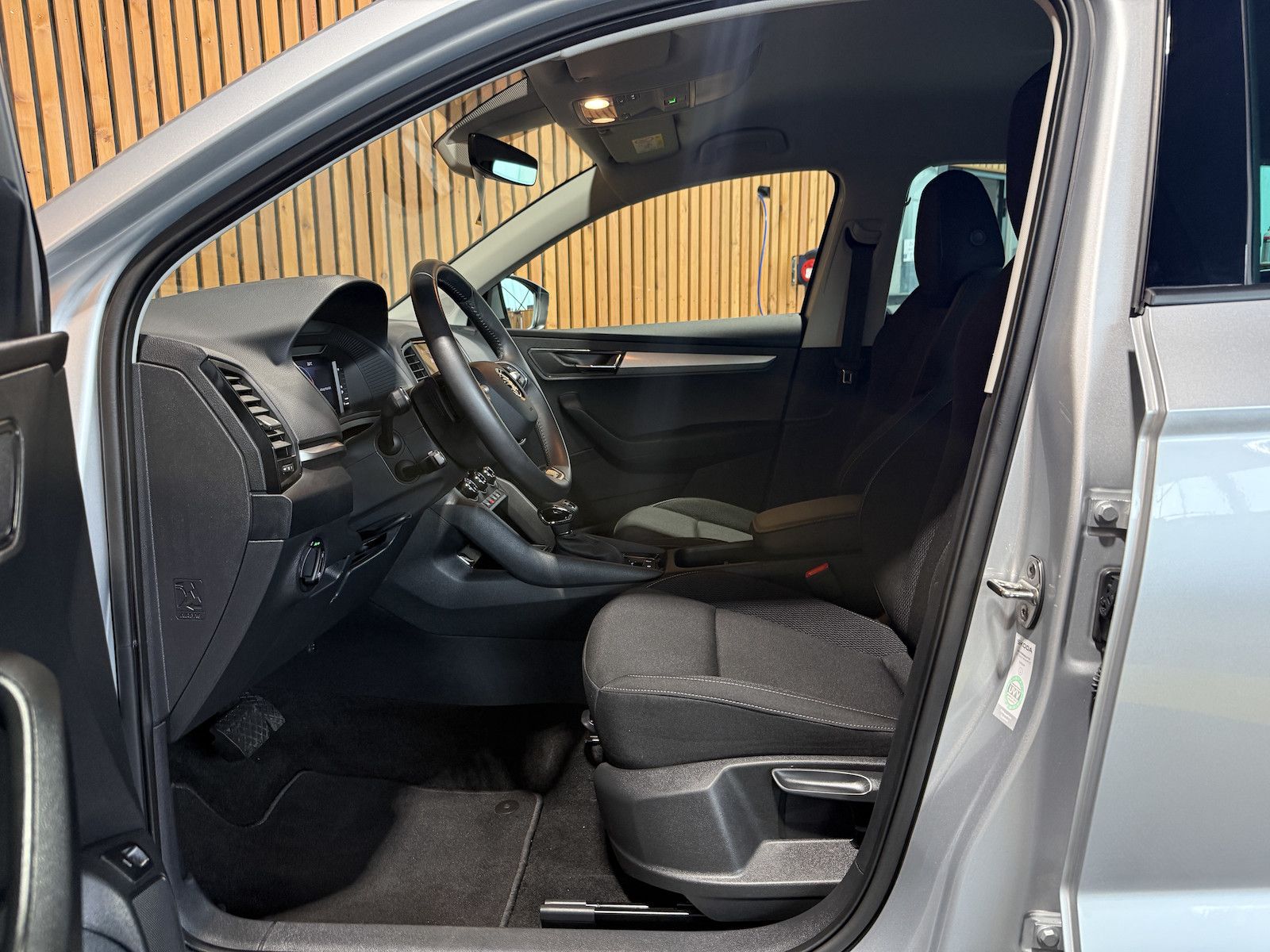 Fahrzeugabbildung SKODA Karoq 1,5 TSI DSG Selection *Navi*LED*Kam*Kessy*