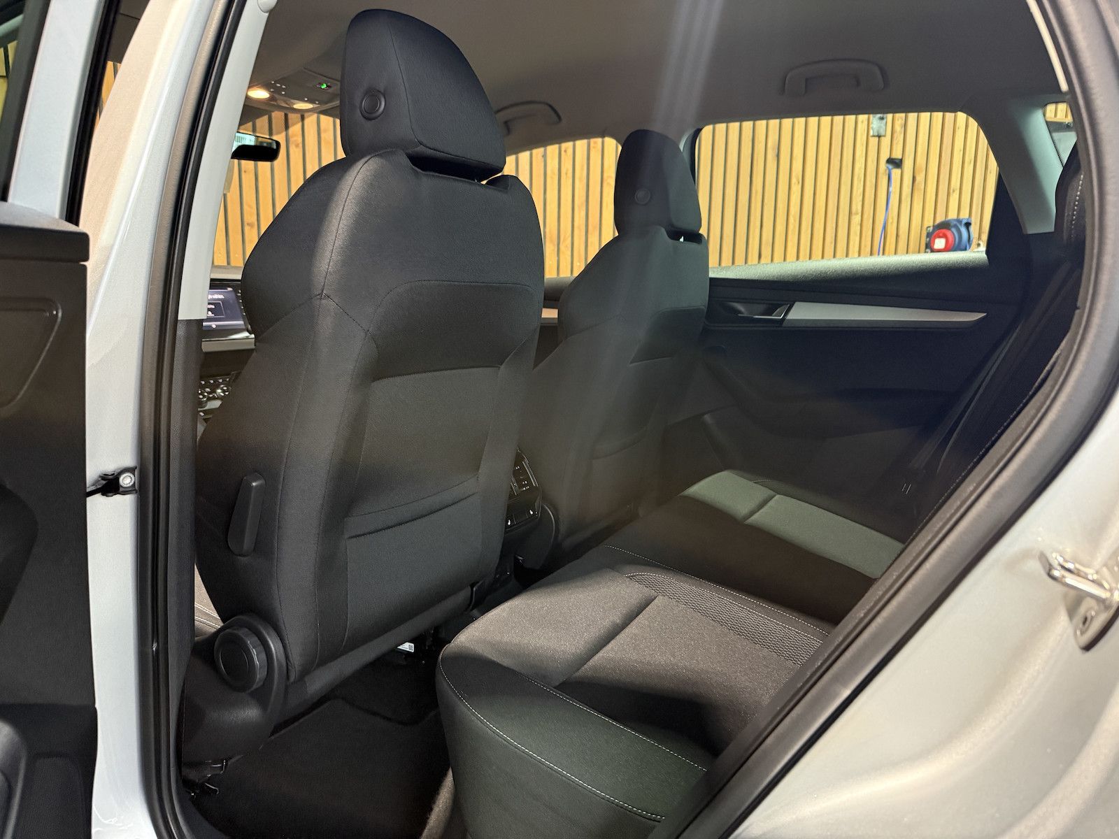 Fahrzeugabbildung SKODA Karoq 1,5 TSI DSG Selection *Navi*LED*Kam*Kessy*