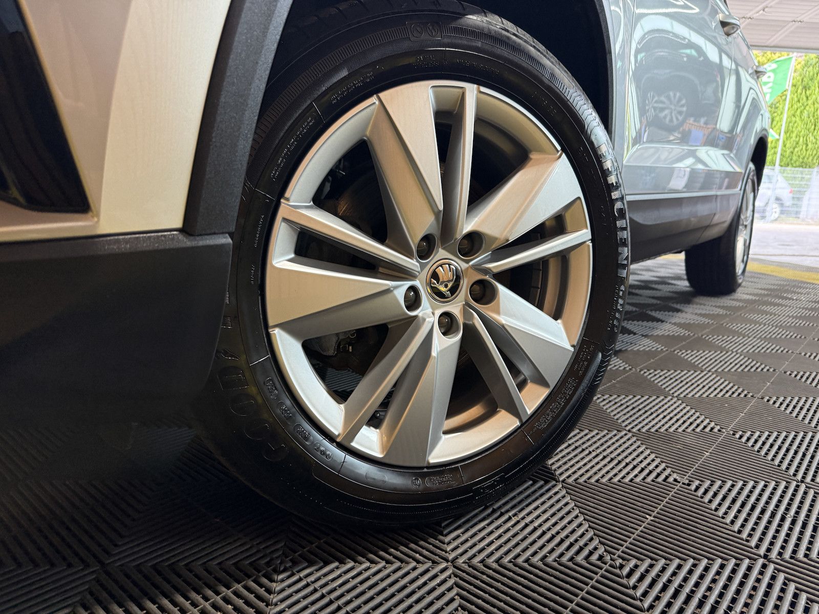 Fahrzeugabbildung SKODA Karoq 1,5 TSI DSG Selection *Navi*LED*Kam*Kessy*