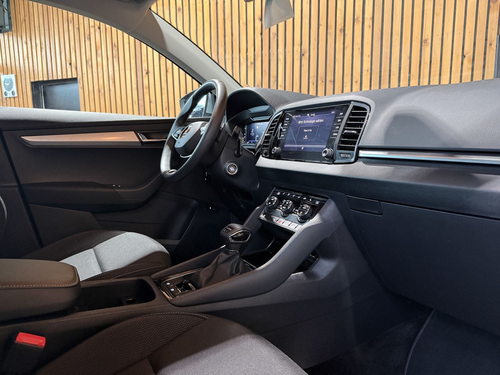 Fahrzeugabbildung SKODA Karoq 1,5 TSI DSG Selection *Navi*LED*Kam*Kessy*