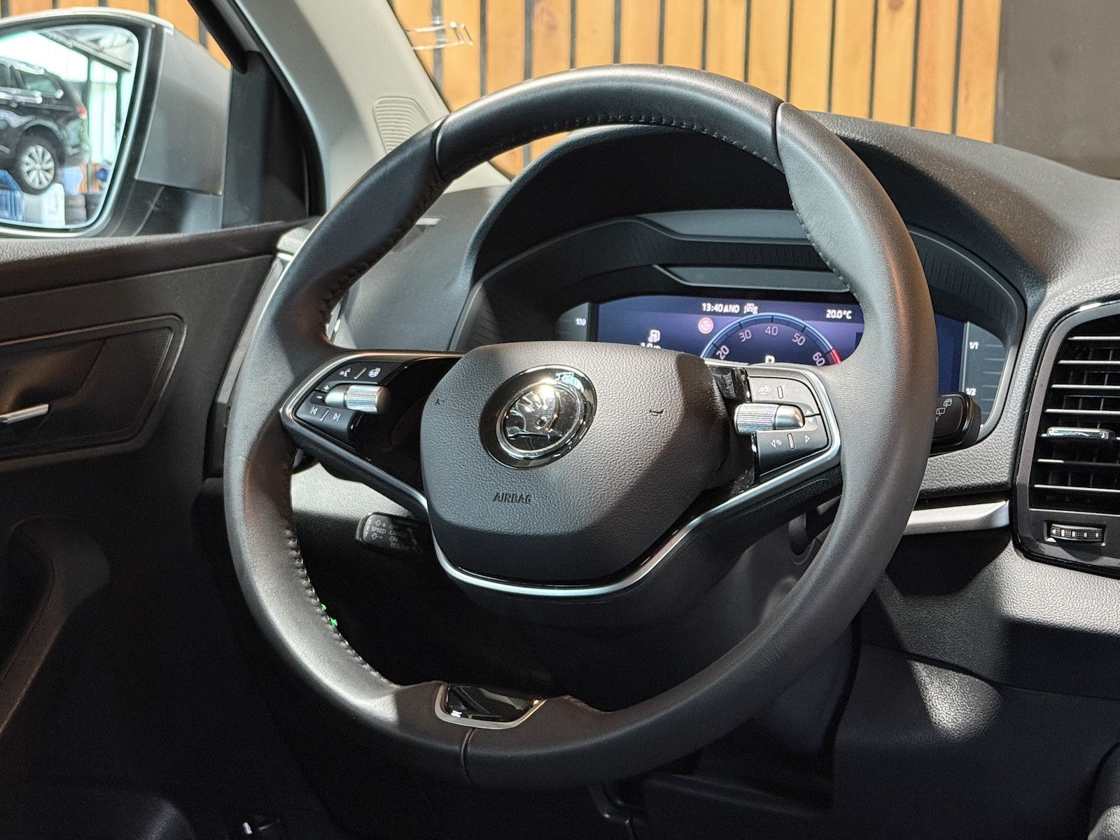 Fahrzeugabbildung SKODA Karoq 1,5 TSI DSG Selection *Navi*LED*Kam*Kessy*