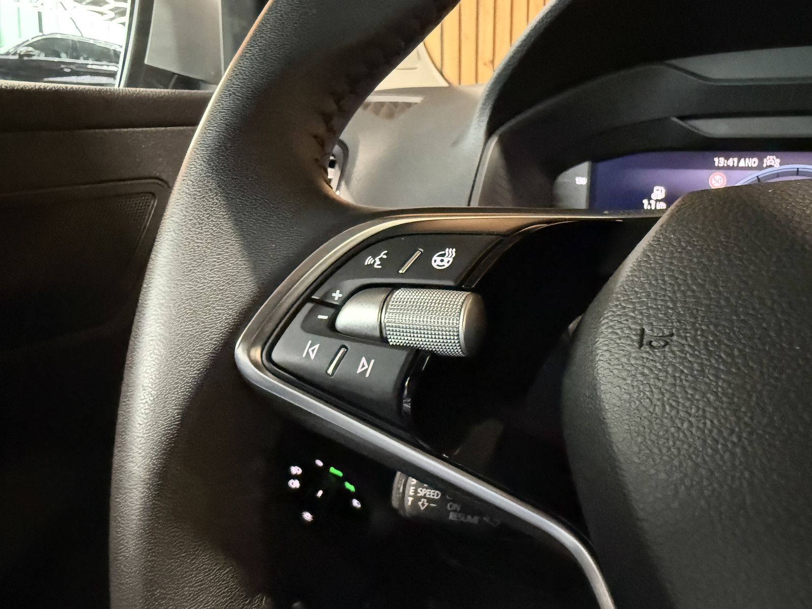 Fahrzeugabbildung SKODA Karoq 1,5 TSI DSG Selection *Navi*LED*Kam*Kessy*