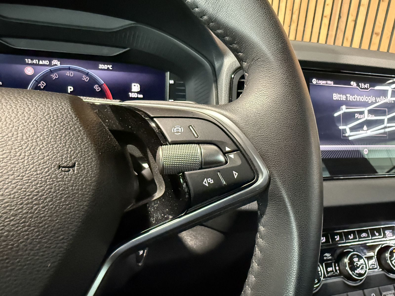 Fahrzeugabbildung SKODA Karoq 1,5 TSI DSG Selection *Navi*LED*Kam*Kessy*