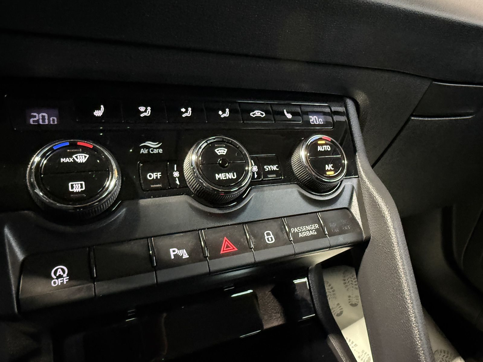 Fahrzeugabbildung SKODA Karoq 1,5 TSI DSG Selection *Navi*LED*Kam*Kessy*