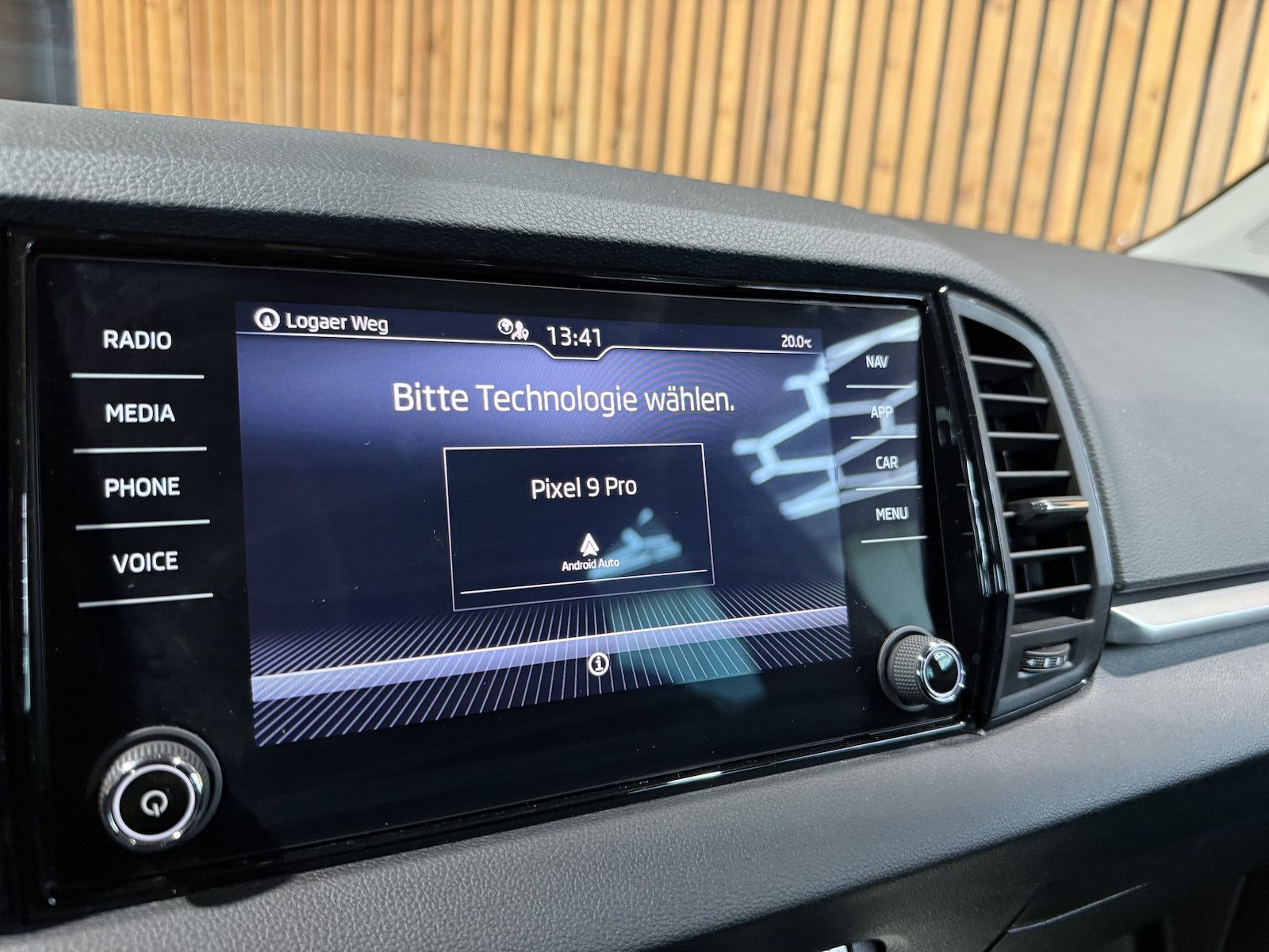 Fahrzeugabbildung SKODA Karoq 1,5 TSI DSG Selection *Navi*LED*Kam*Kessy*