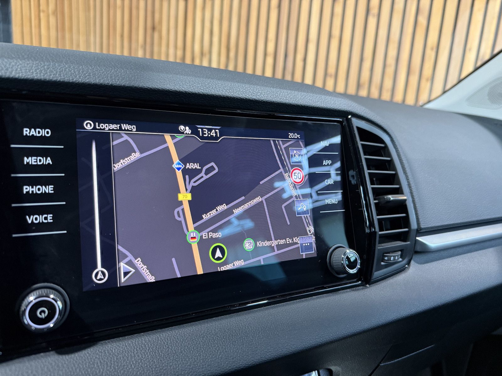 Fahrzeugabbildung SKODA Karoq 1,5 TSI DSG Selection *Navi*LED*Kam*Kessy*