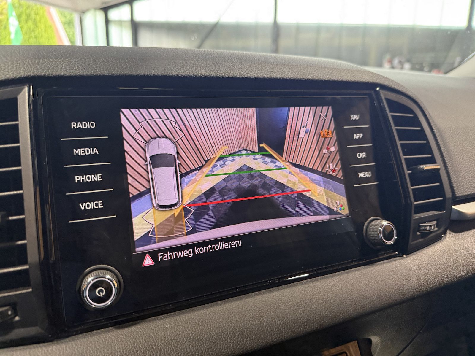 Fahrzeugabbildung SKODA Karoq 1,5 TSI DSG Selection *Navi*LED*Kam*Kessy*