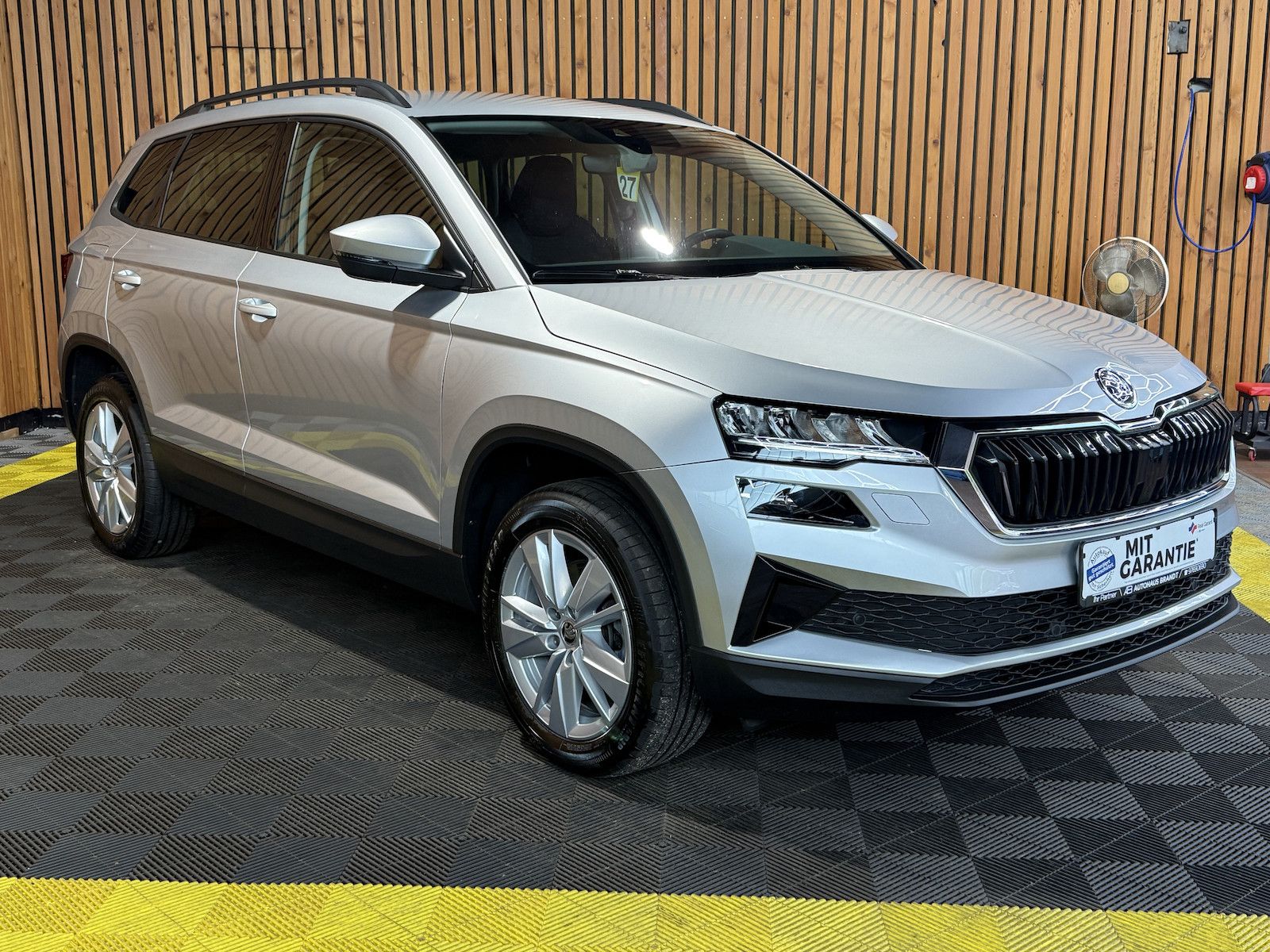 Fahrzeugabbildung SKODA Karoq 1,5 TSI DSG Selection *Navi*LED*Kam*Kessy*