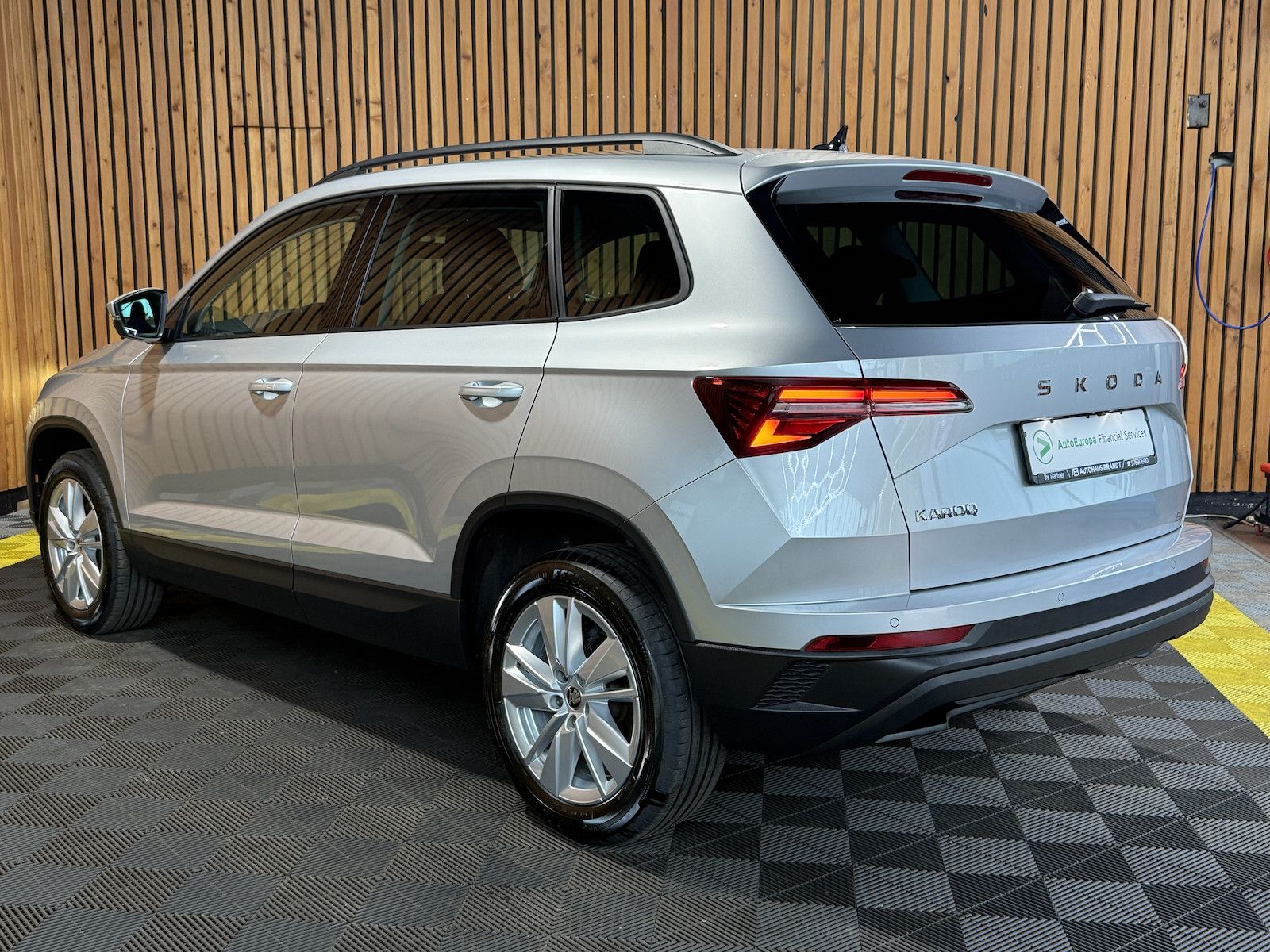 Fahrzeugabbildung SKODA Karoq 1,5 TSI DSG Selection *Navi*LED*Kam*Kessy*