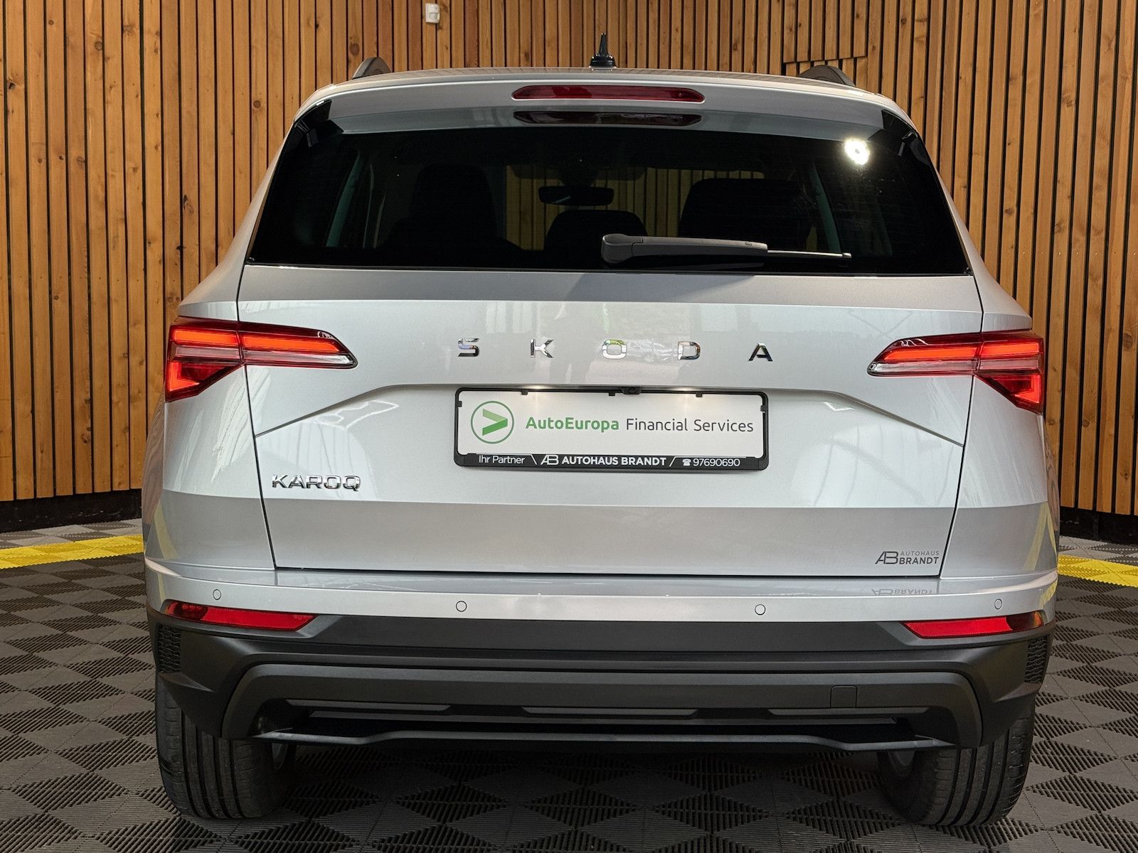 Fahrzeugabbildung SKODA Karoq 1,5 TSI DSG Selection *Navi*LED*Kam*Kessy*