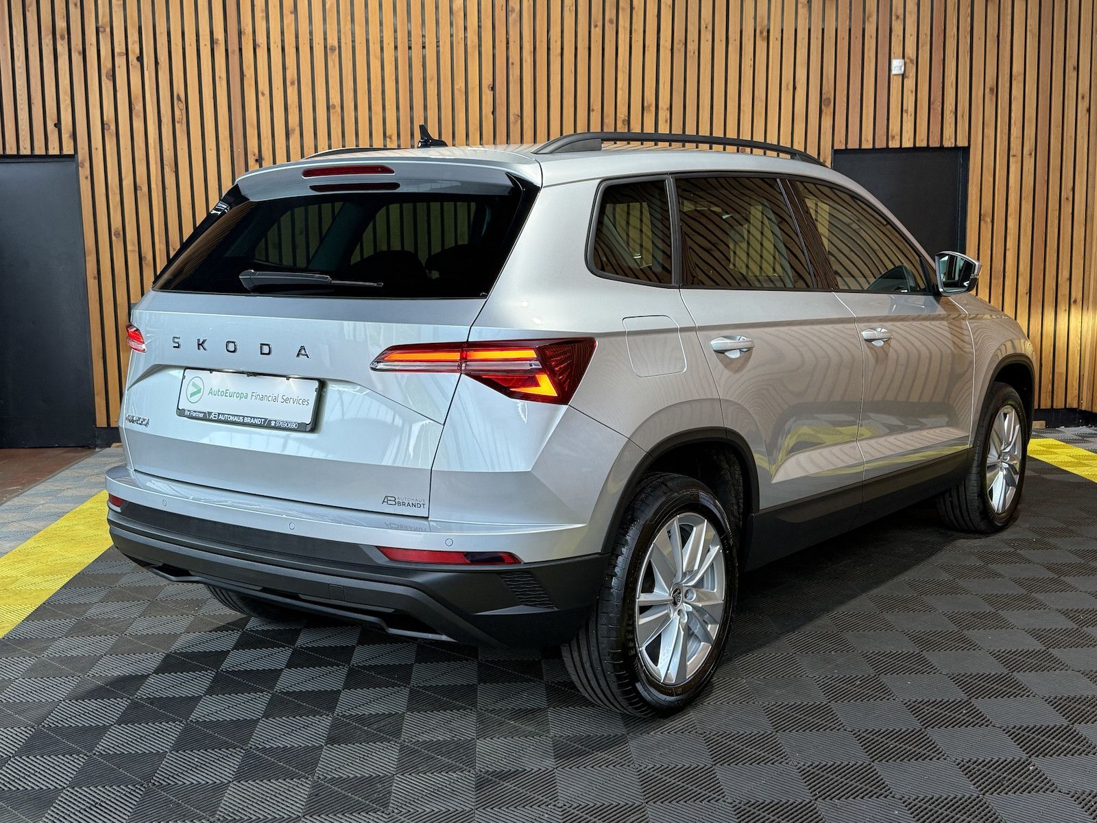 Fahrzeugabbildung SKODA Karoq 1,5 TSI DSG Selection *Navi*LED*Kam*Kessy*