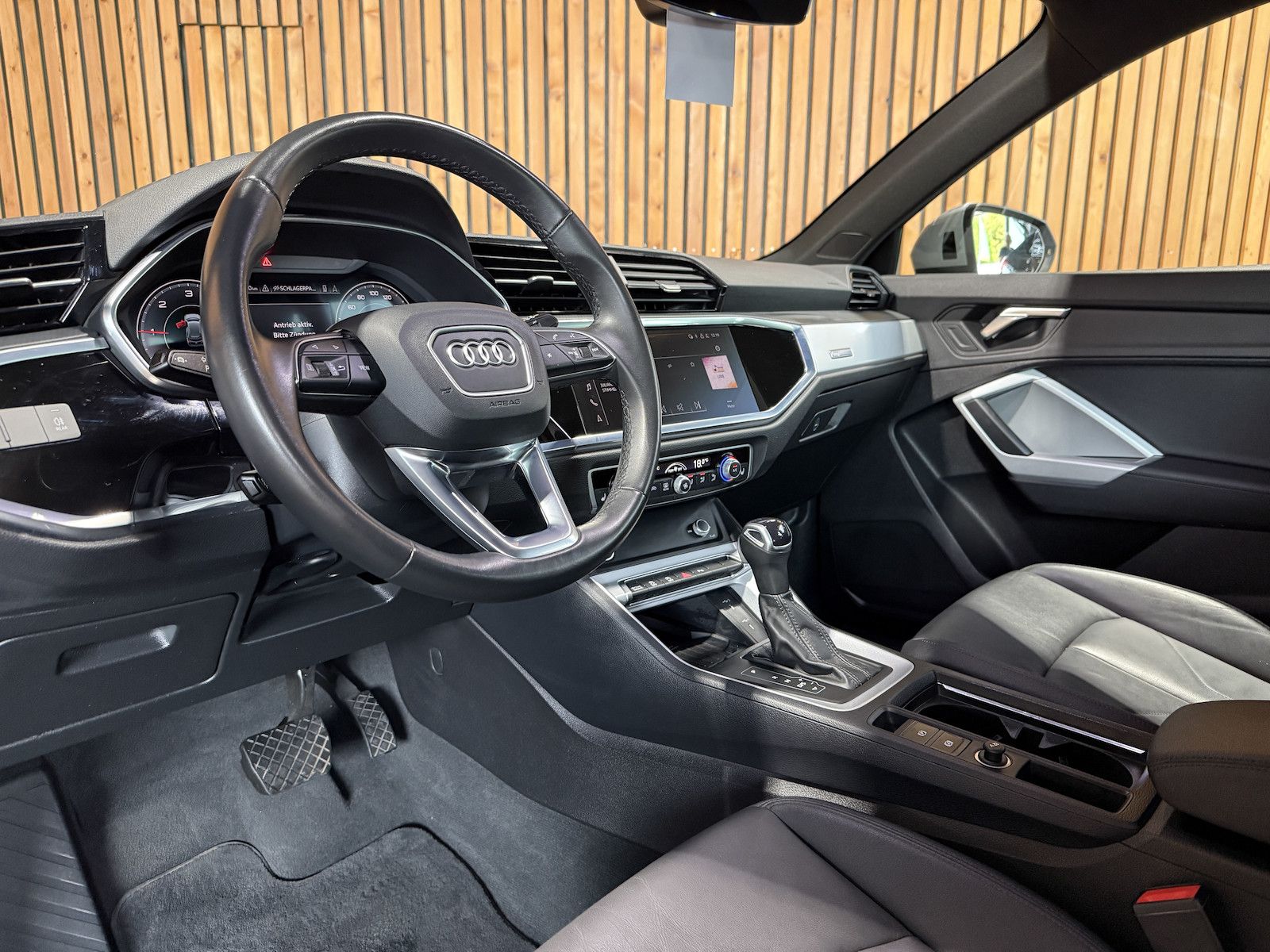Fahrzeugabbildung Audi Q3 35 TDI advan. Aut. Navi*LED*Virtual*Kam*Leder