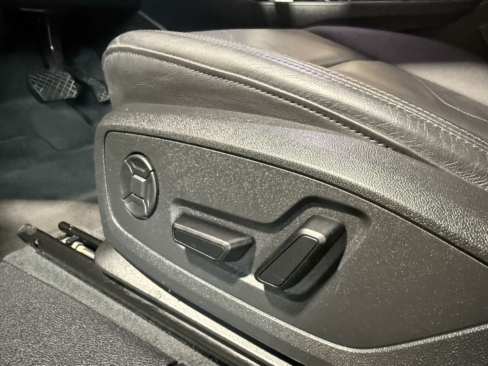 Fahrzeugabbildung Audi Q3 35 TDI advan. Aut. Navi*LED*Virtual*Kam*Leder