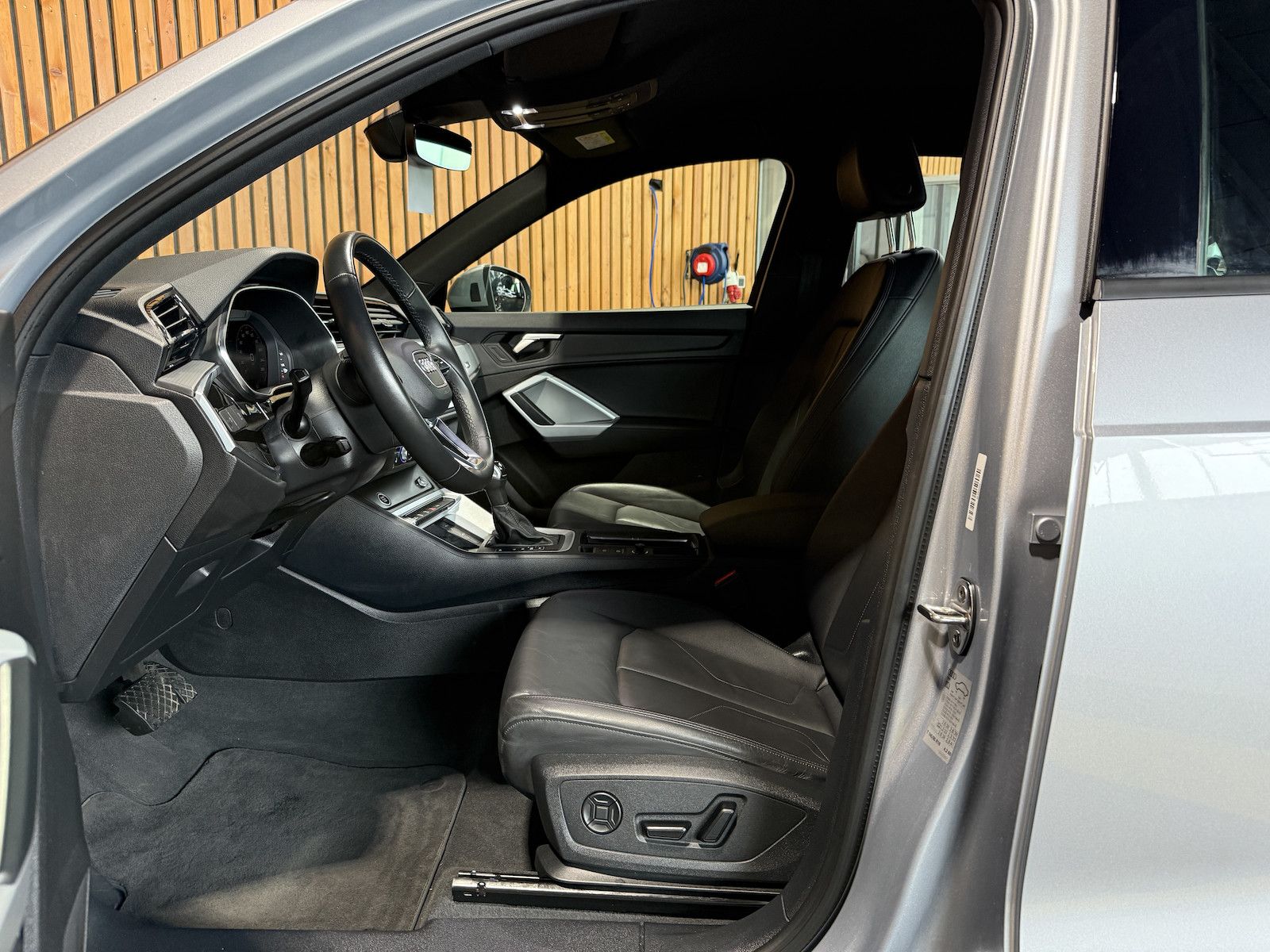 Fahrzeugabbildung Audi Q3 35 TDI advan. Aut. Navi*LED*Virtual*Kam*Leder