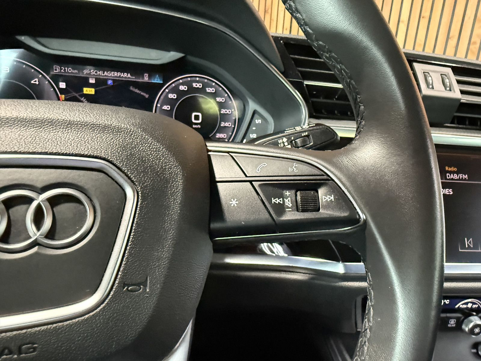 Fahrzeugabbildung Audi Q3 35 TDI advan. Aut. Navi*LED*Virtual*Kam*Leder